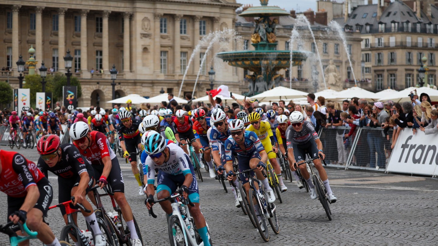 General view of the peloton riding in Place de la Concorde during Tour de France Stage 21, last and final stage of the 112th Tour de France