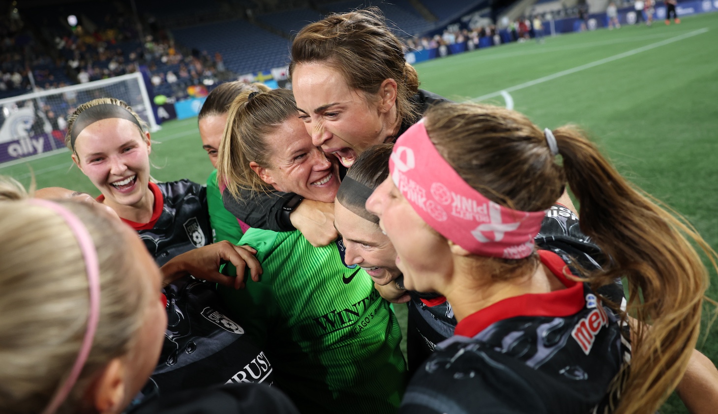 Players of Chicago Stars celebrates with teammate Alyssa Naeher #1 after the NWSL match between Seattle Reign and Chicago Stars at Lumen Field on August 18, 2025 in Seattle, Washington.