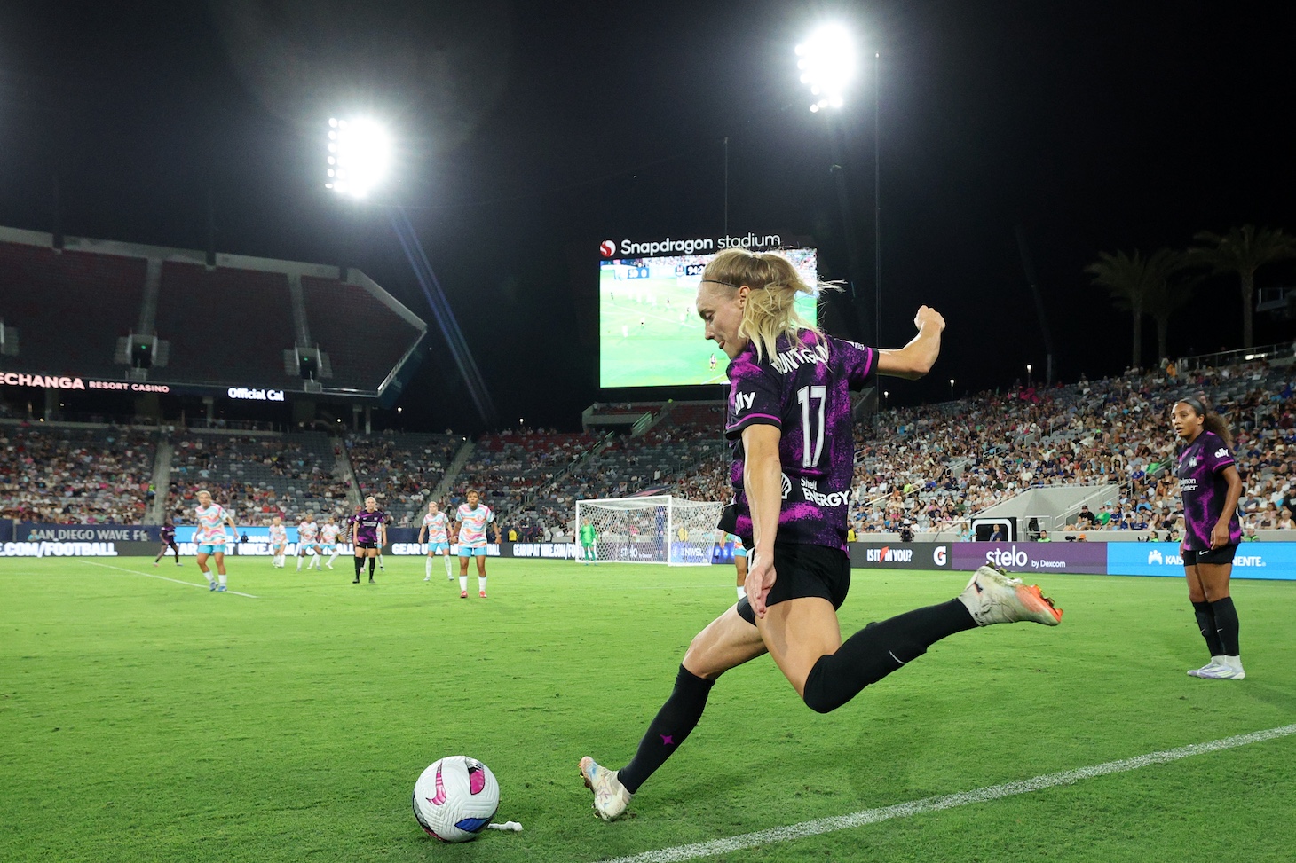Sarah Puntigam #17 of Houston Dash shoots during the NWSL match between San Diego Wave and Houston Dash at Snapdragon Stadium on September 07, 2025 in San Diego, California.