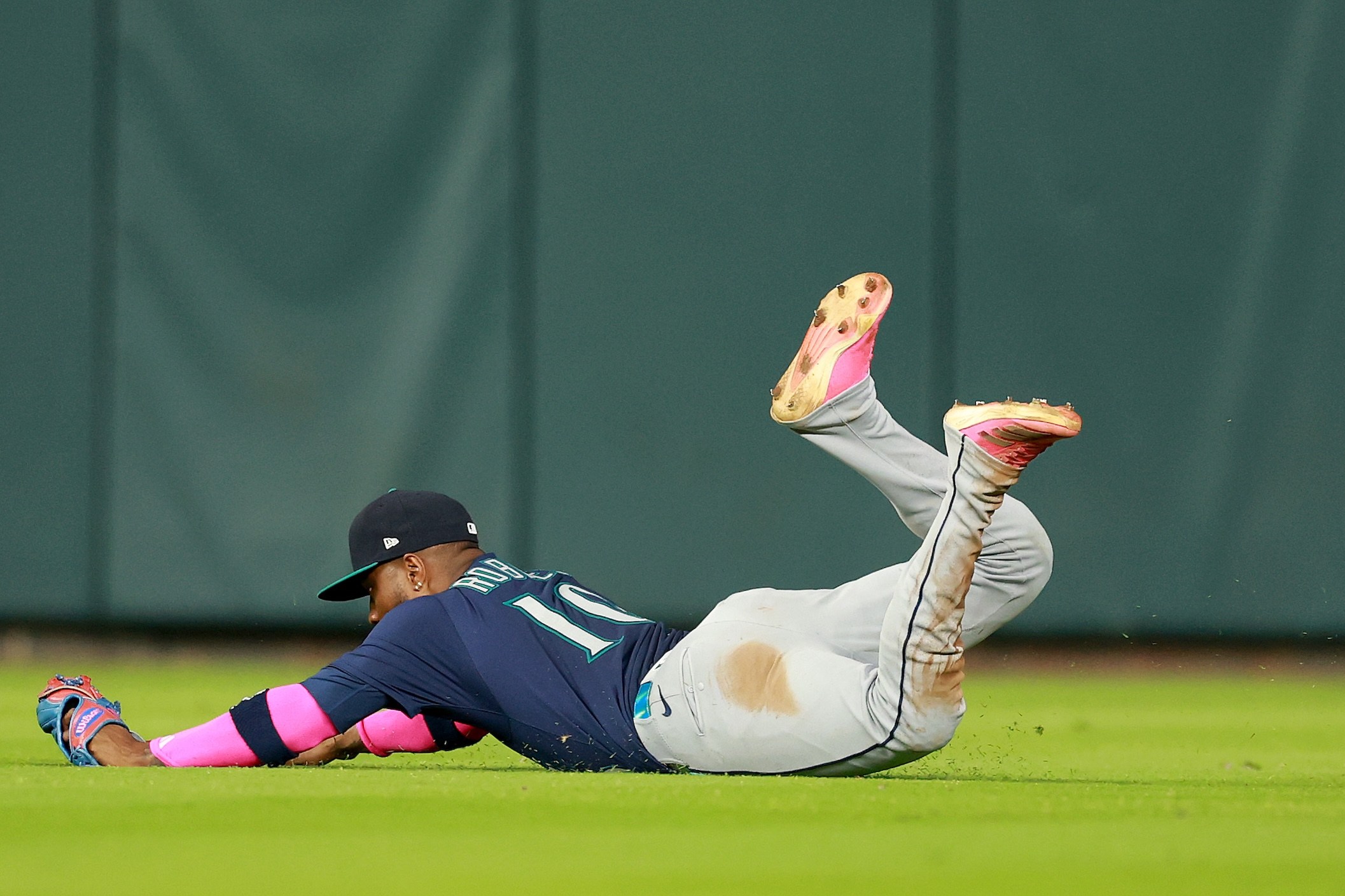 HOUSTON, TEXAS - SEPTEMBER 20: Victor Robles #10 of the Seattle Mariners makes a diving catch to end the ninth inning against the Houston Astros at Daikin Park on September 20, 2025 in Houston, Texas. (Photo by Kenneth Richmond/Getty Images)