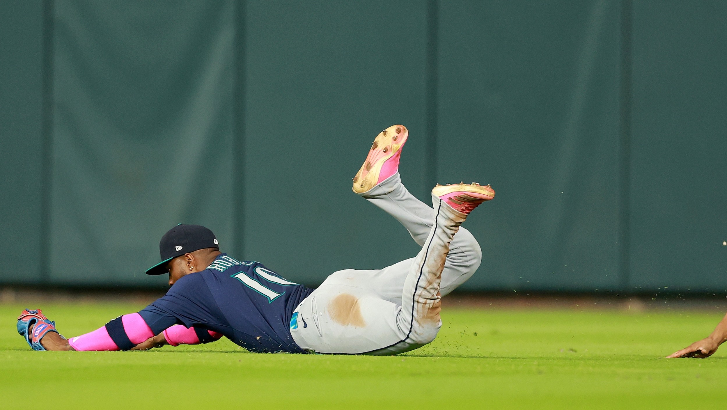 HOUSTON, TEXAS - SEPTEMBER 20: Victor Robles #10 of the Seattle Mariners makes a diving catch to end the ninth inning against the Houston Astros at Daikin Park on September 20, 2025 in Houston, Texas. (Photo by Kenneth Richmond/Getty Images)