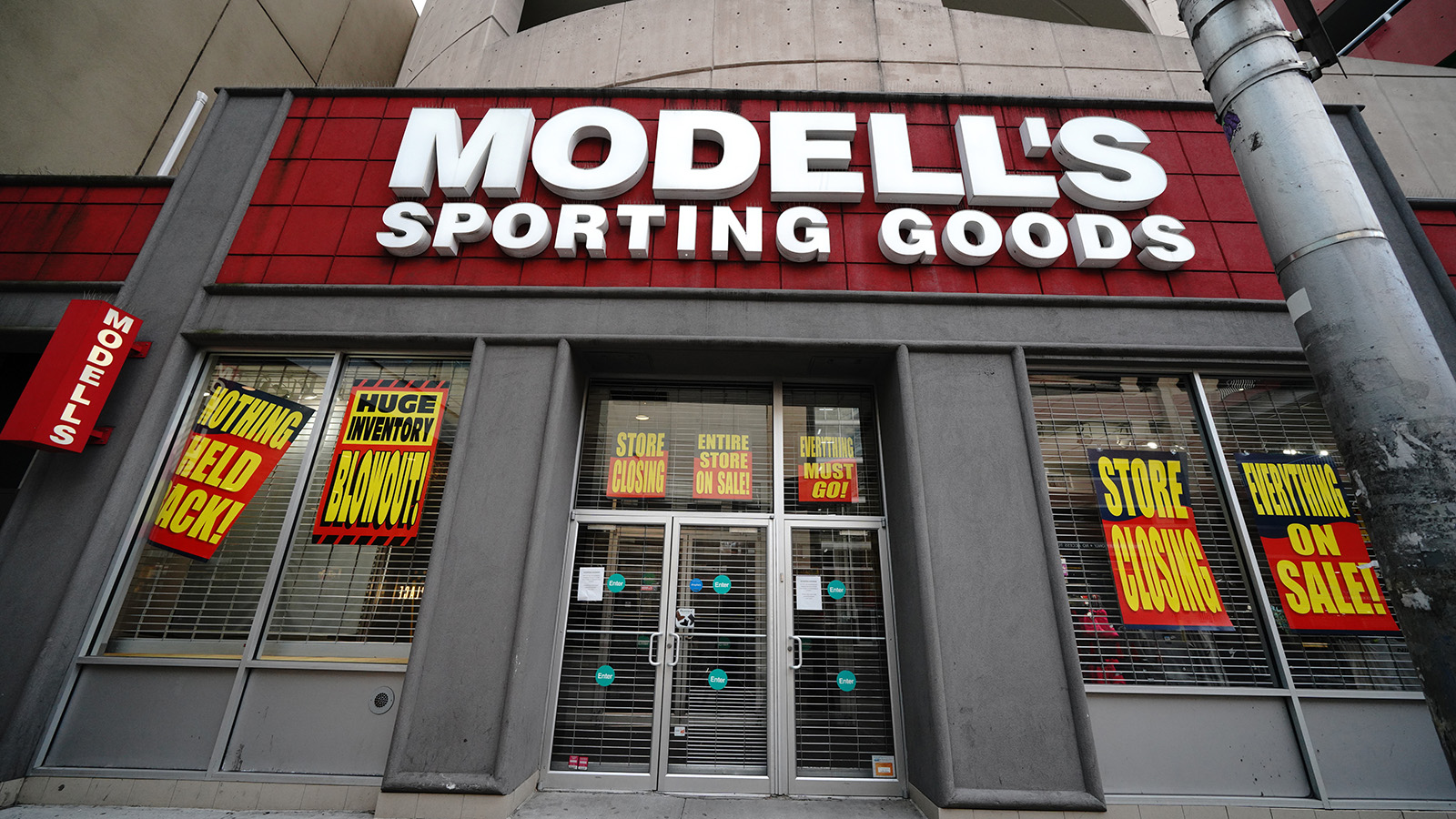 Modell’s Sporting Goods, logo in Queens borough.