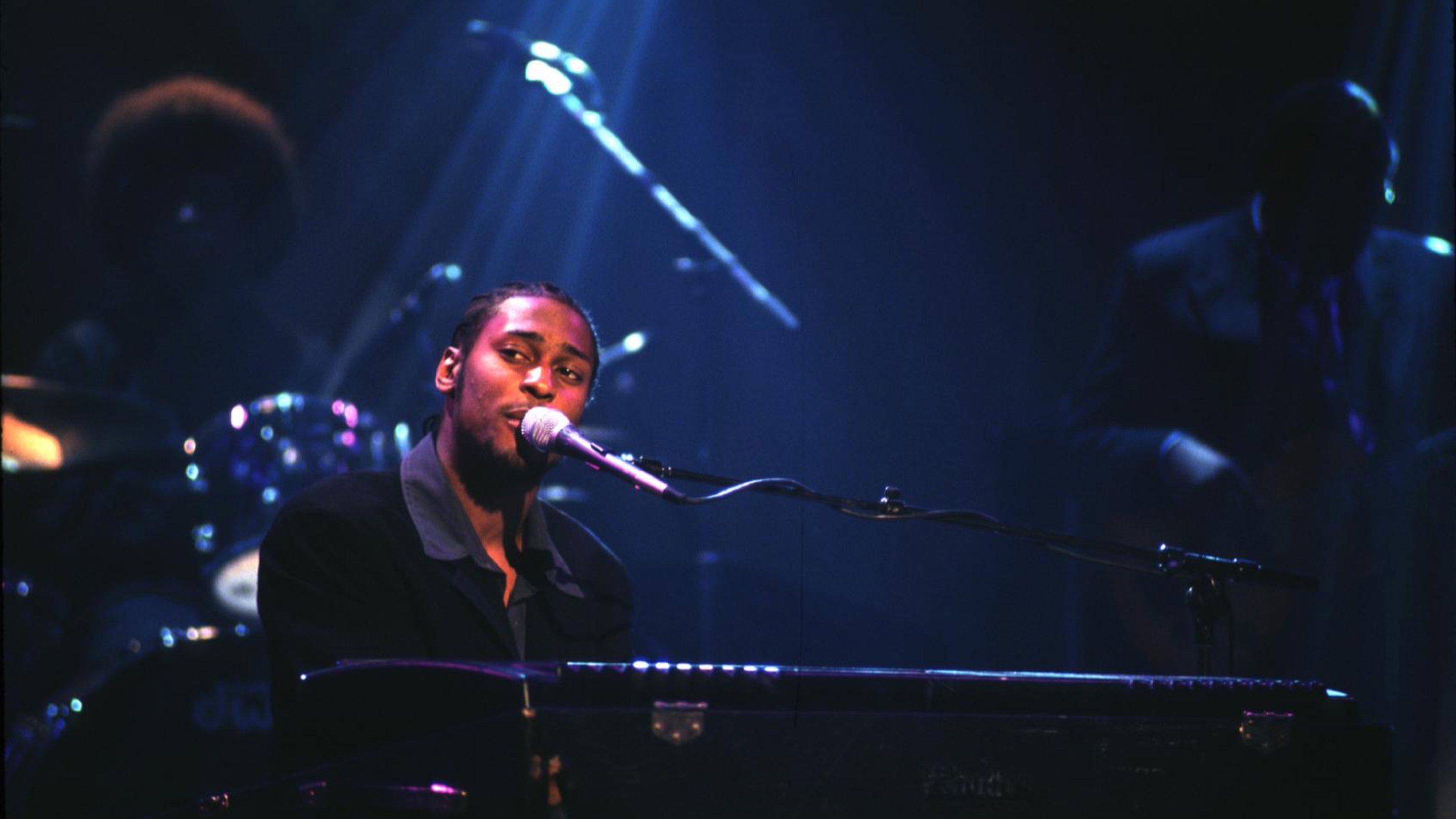 D'Angelo singing into a microphone.