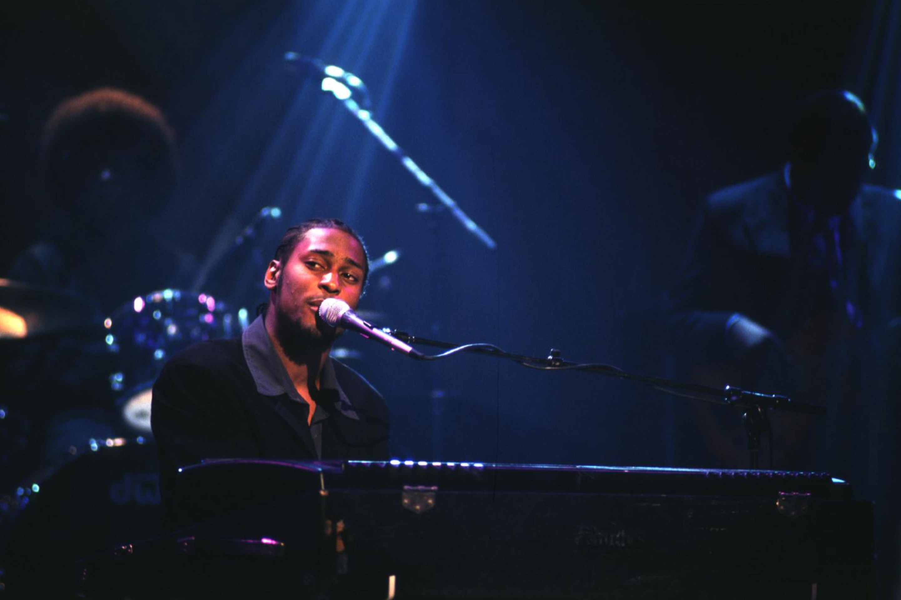 D'Angelo singing into a microphone.