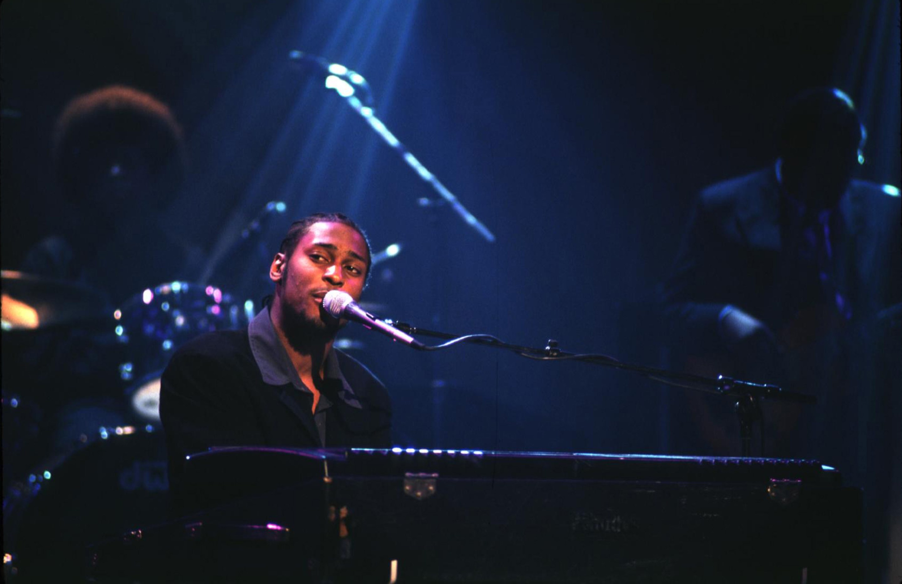 D'Angelo singing into a microphone.