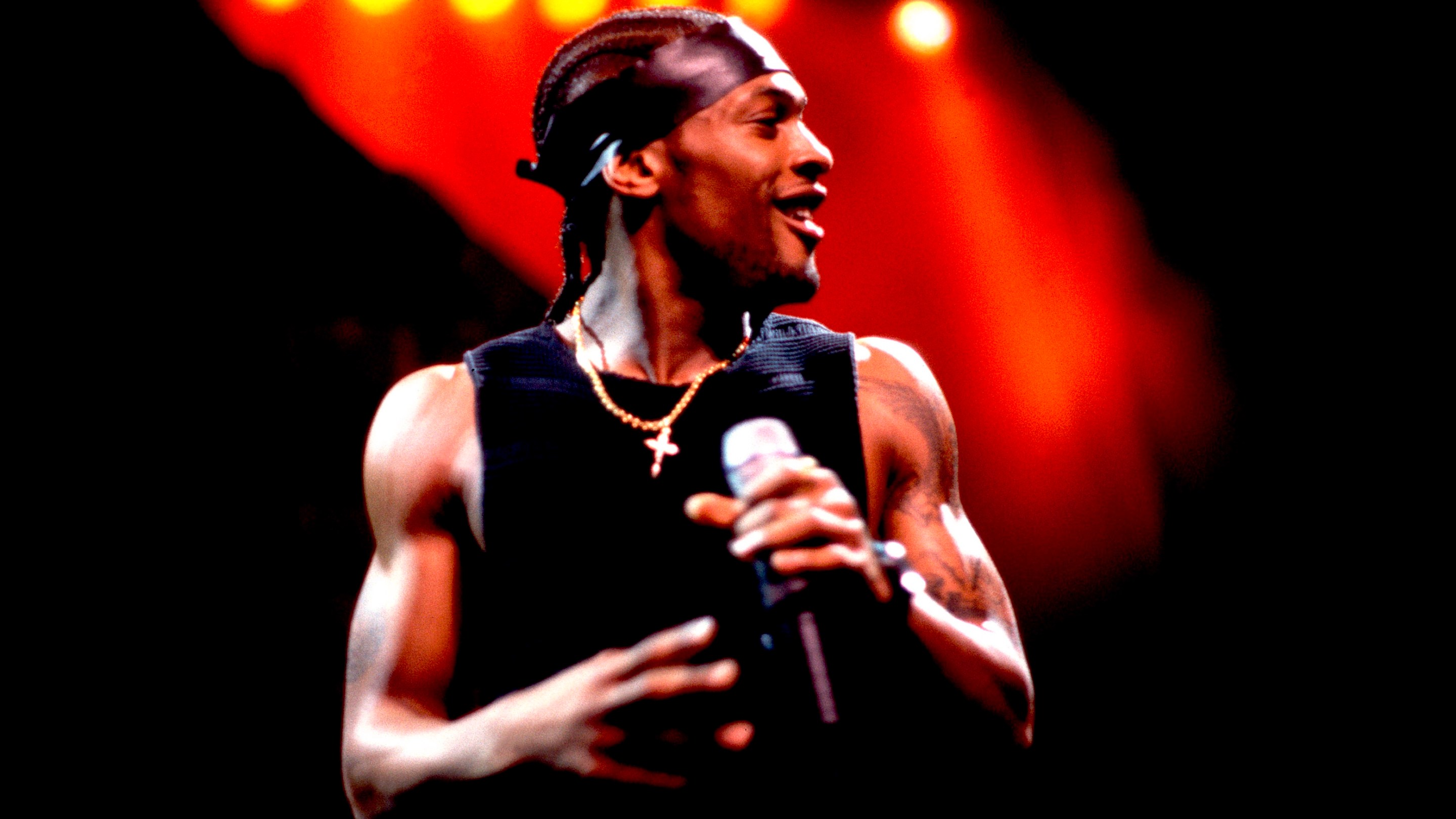Singer D'Angelo (born Michael Eugene Archer) performs on stage at the Aire Crown Theater, Chicago, Illinois, April 4, 2000.