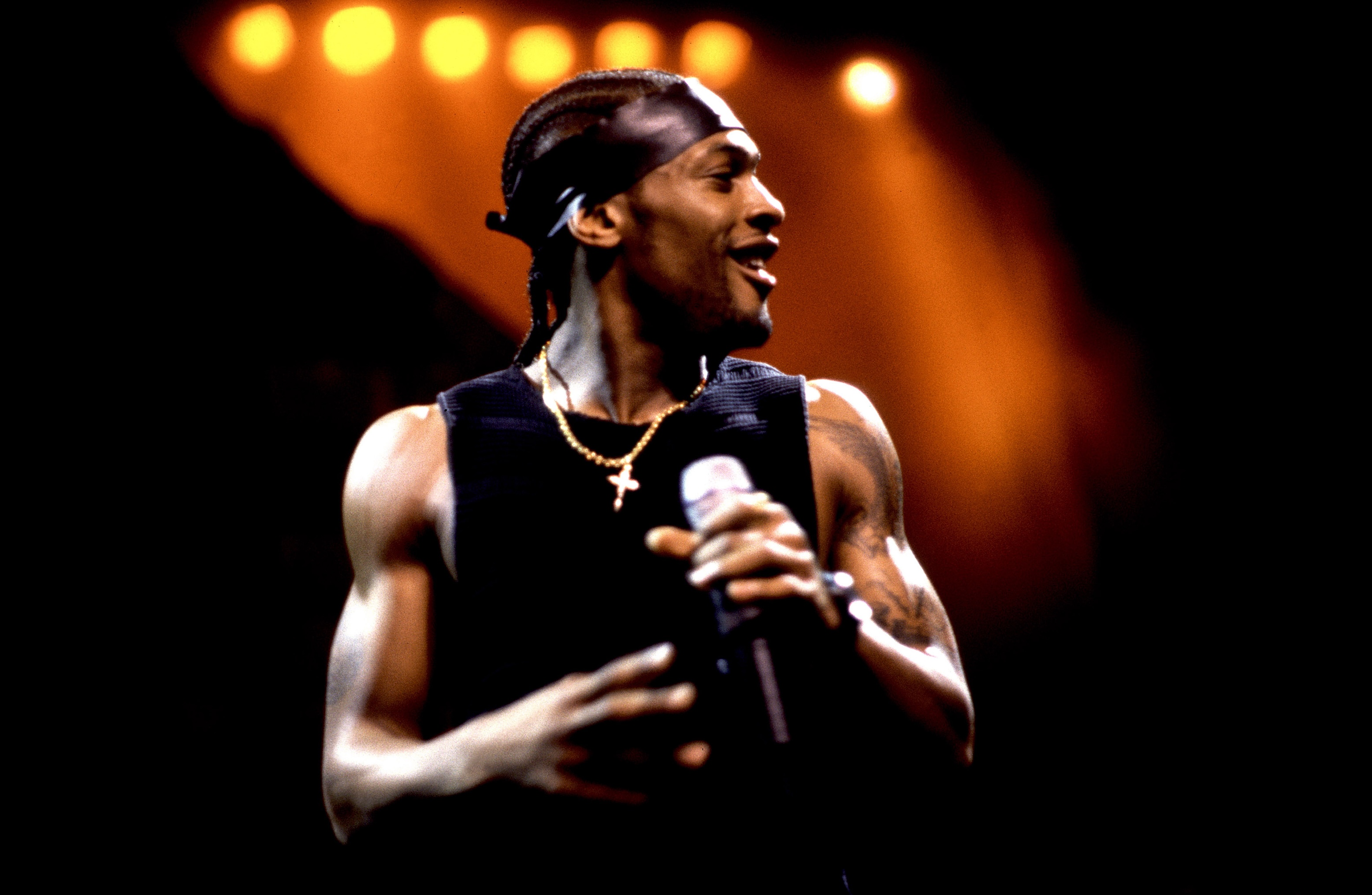 Singer D'Angelo (born Michael Eugene Archer) performs on stage at the Aire Crown Theater, Chicago, Illinois, April 4, 2000.