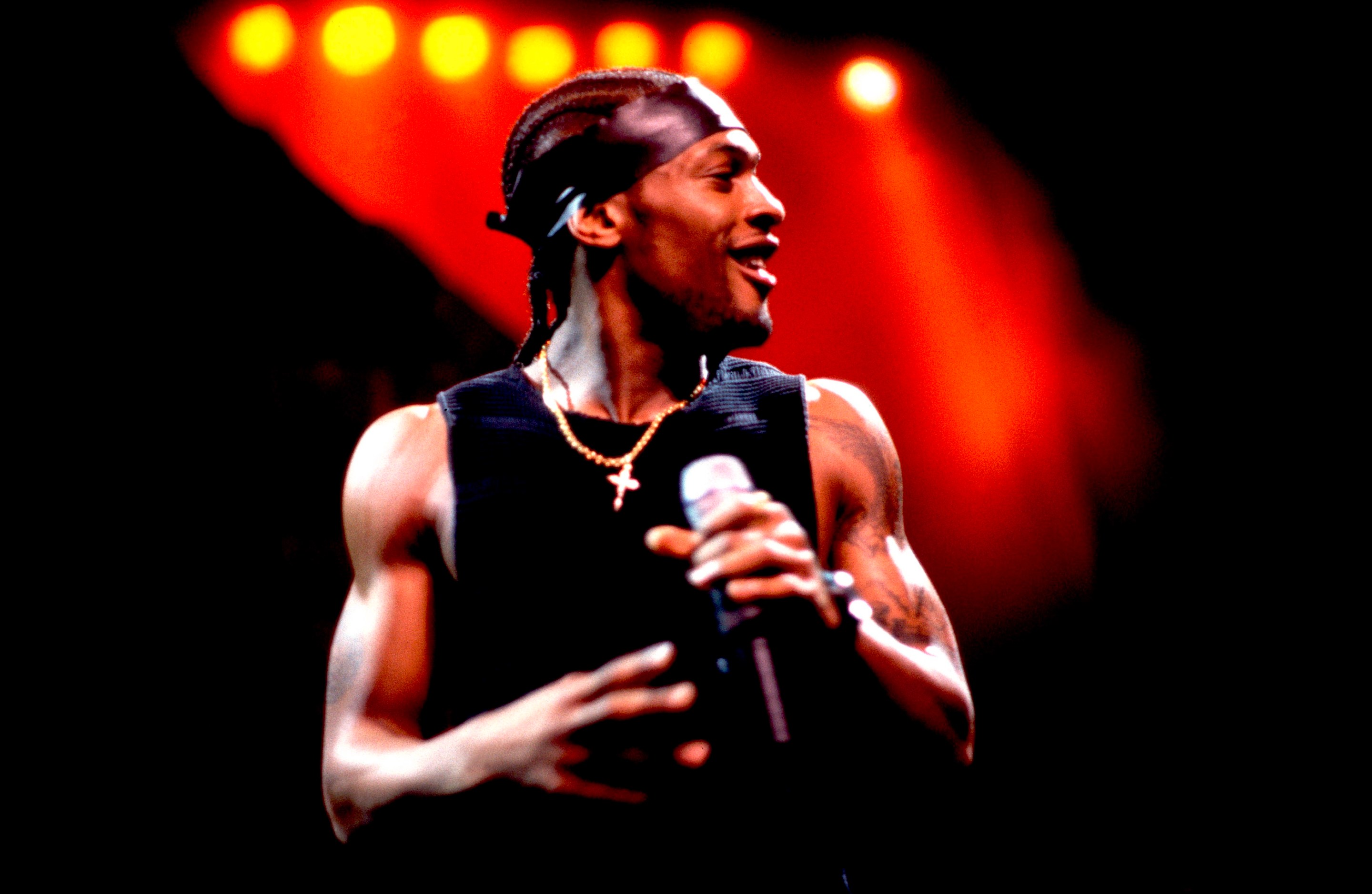 Singer D'Angelo (born Michael Eugene Archer) performs on stage at the Aire Crown Theater, Chicago, Illinois, April 4, 2000.
