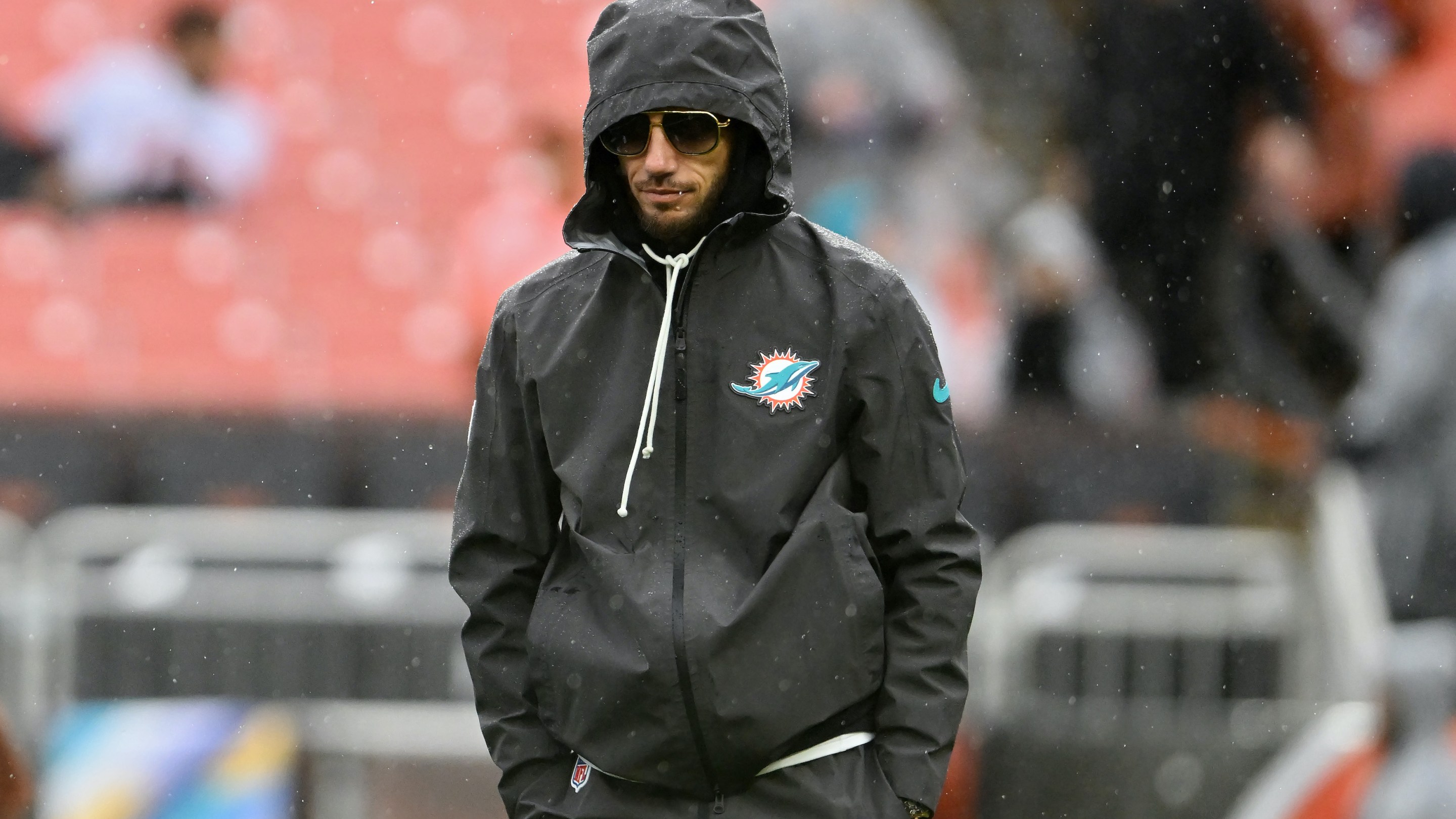 Dolphins head coach Mike McDaniel in the rain