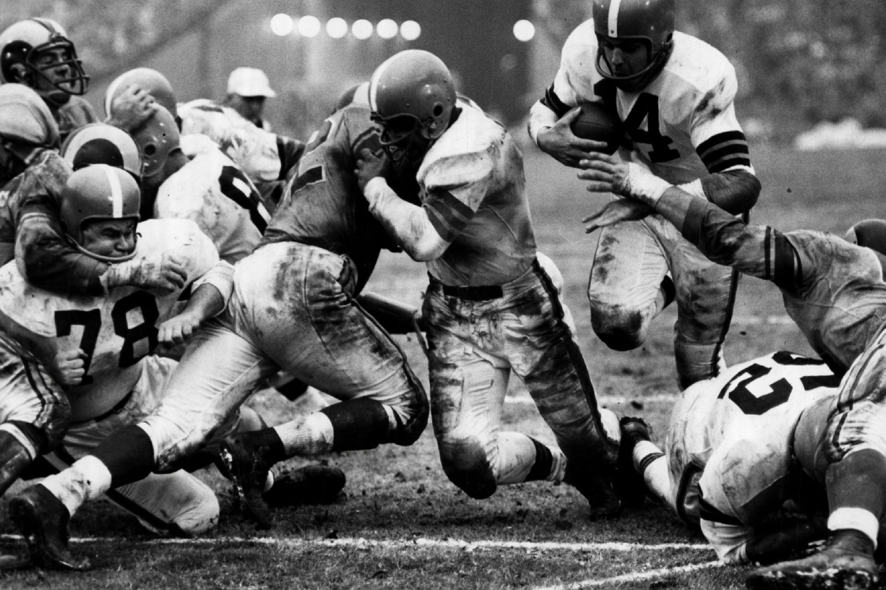 USA - CIRCA 1950s: Otto Graham of the Cleveland Browns runs with the ball circa 1950s. (Photo by Sporting News via Getty Images via Getty Images)