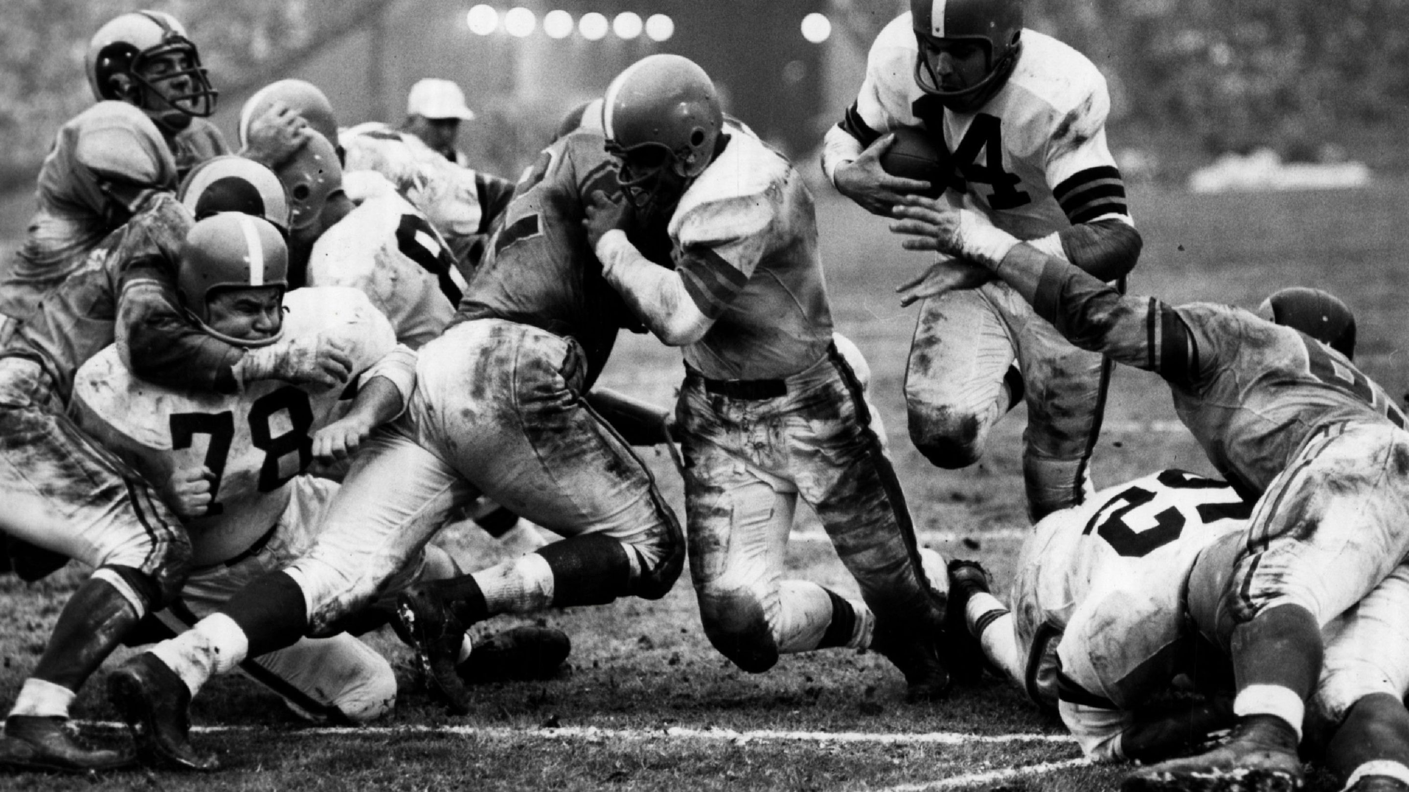 USA - CIRCA 1950s: Otto Graham of the Cleveland Browns runs with the ball circa 1950s. (Photo by Sporting News via Getty Images via Getty Images)