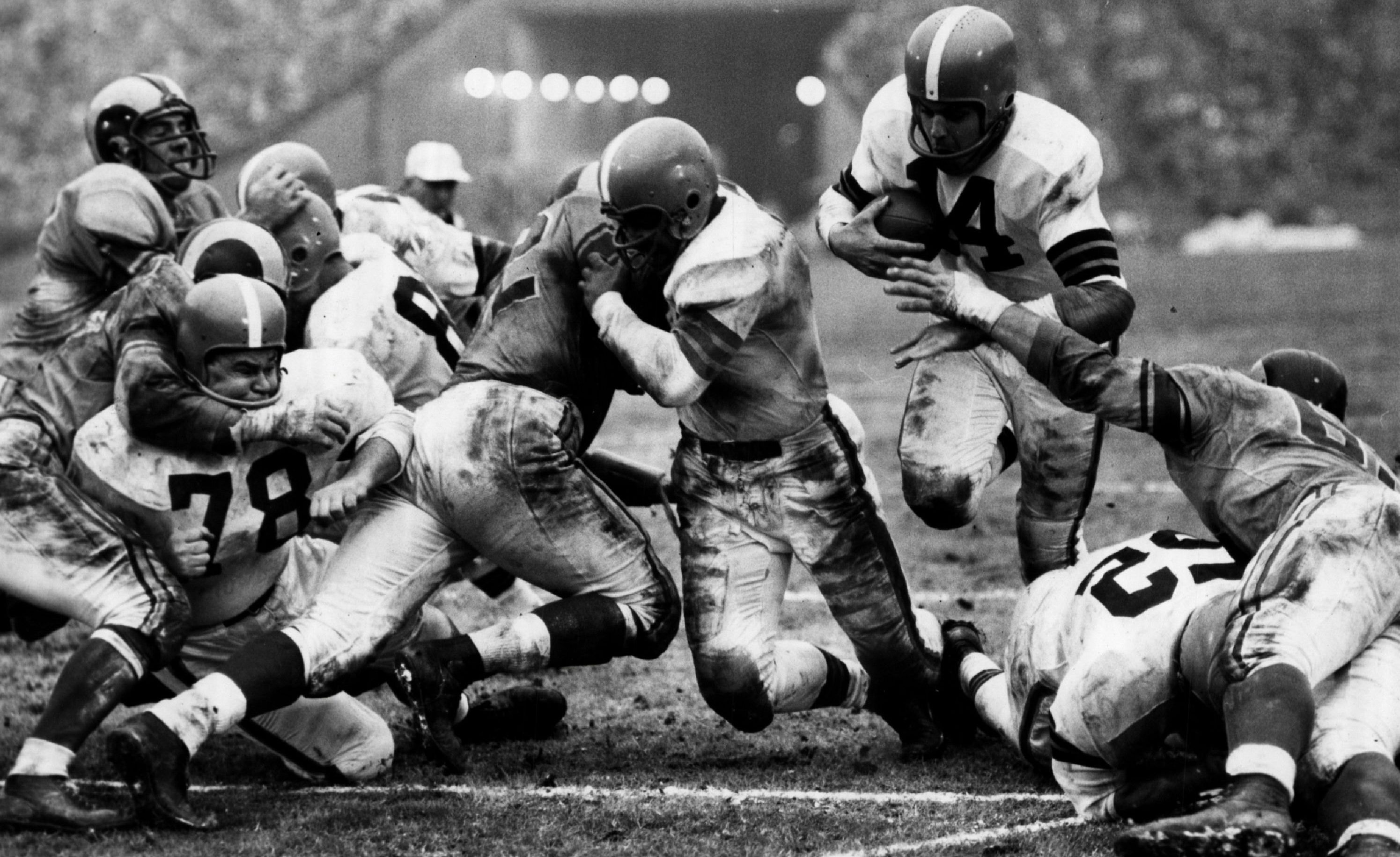 USA - CIRCA 1950s: Otto Graham of the Cleveland Browns runs with the ball circa 1950s. (Photo by Sporting News via Getty Images via Getty Images)
