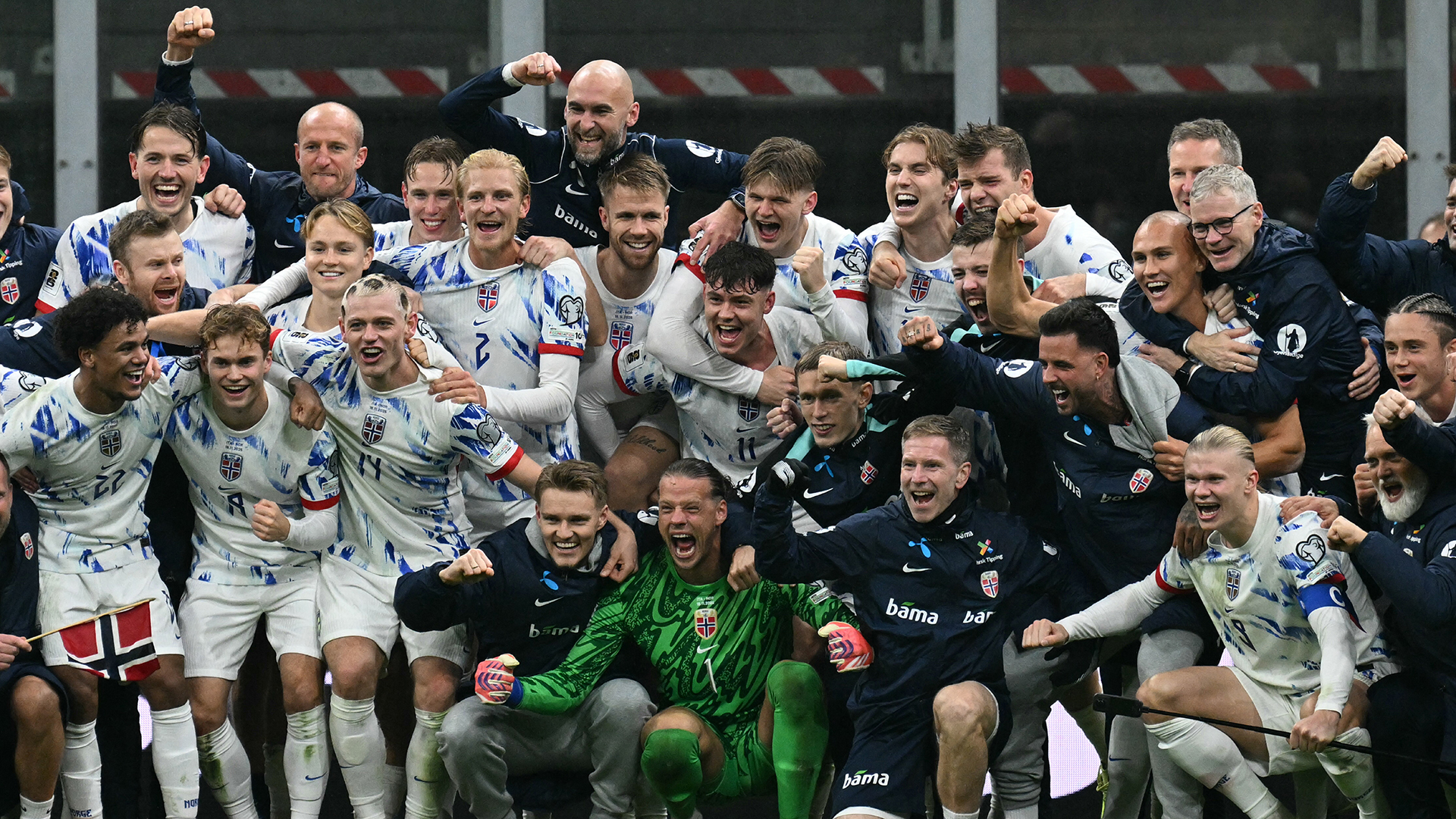 Norway's team players ans staff celebrate their victory at the end of the FIFA World Cup 2026 European qualification football match between Italy and Norway, at the San Siro Stadium, in Milan, on November 16, 2025.
