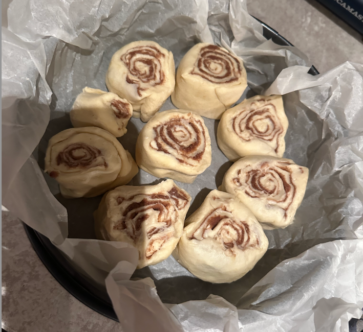 9 cinnamon rolls in a pan