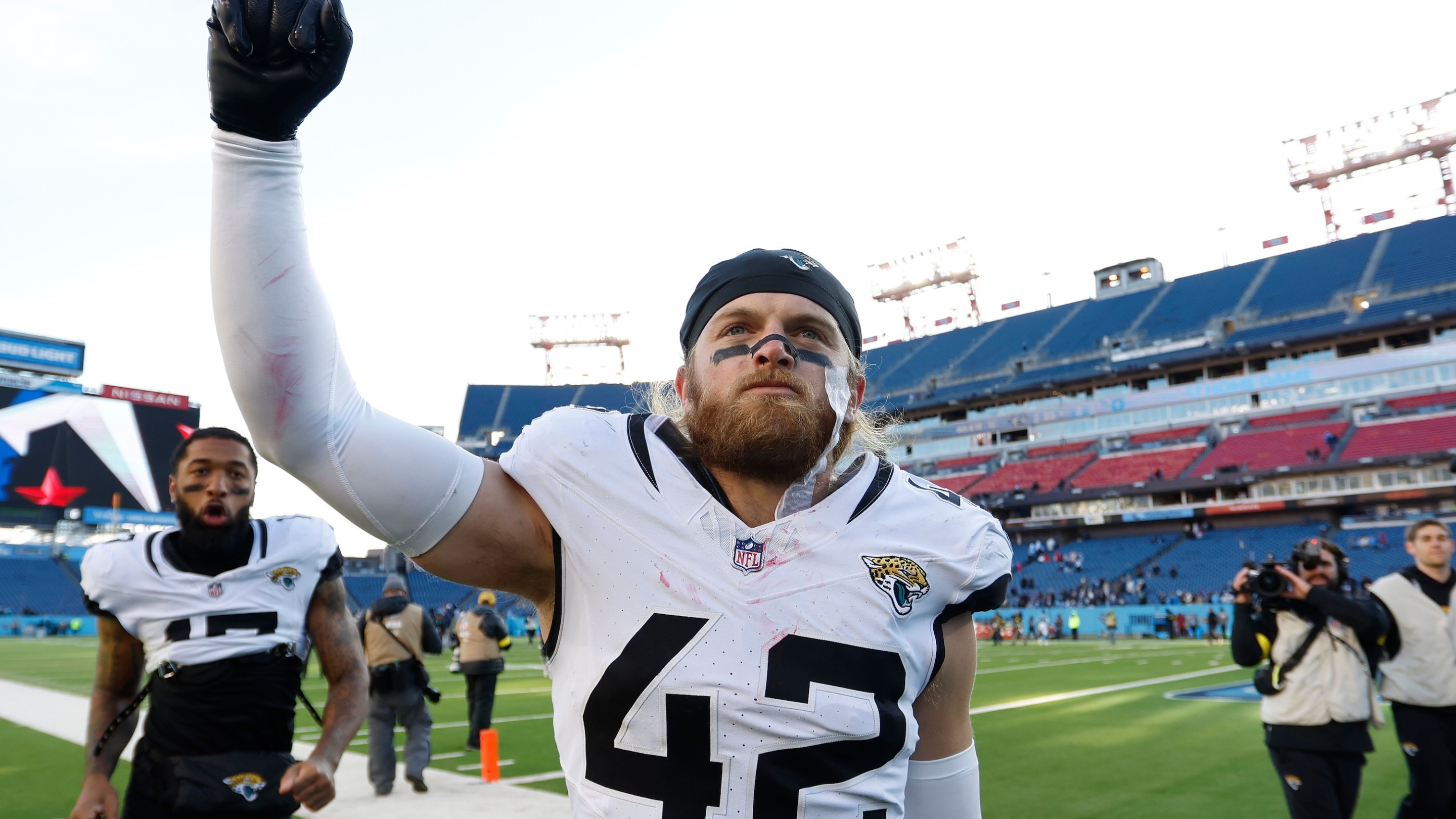 NASHVILLE, TENNESSEE - NOVEMBER 30: Andrew Wingard #42 of the Jacksonville Jaguars celebrates after a victory against the Tennessee Titans at Nissan Stadium on November 30, 2025 in Nashville, Tennessee. (Photo by Johnnie Izquierdo/Getty Images)