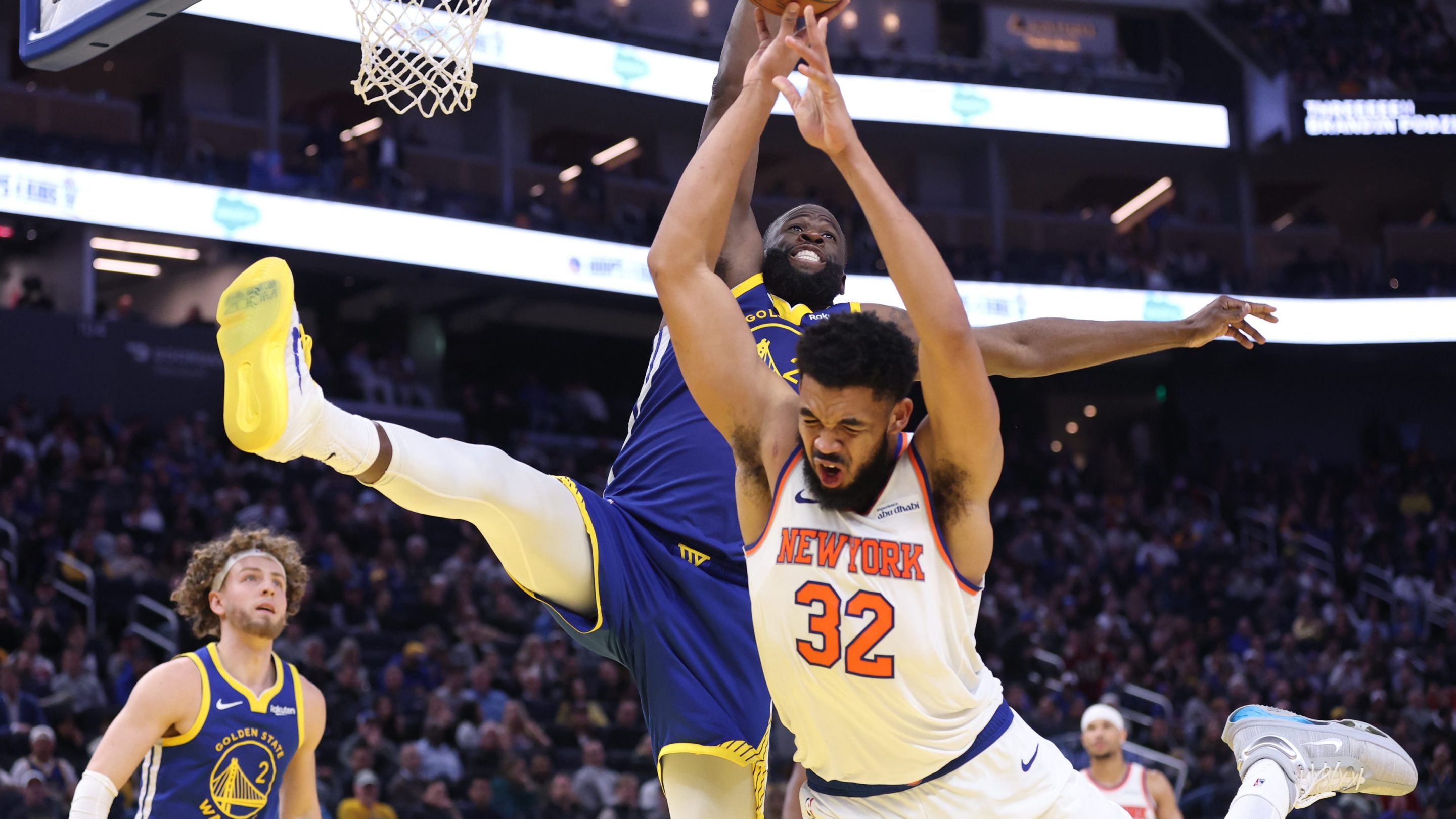 Golden State Warriors' Draymond Green blocks a shot by New York Knicks' Karl-Anthony Towns in 4th quarter of 126-113 win