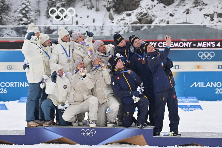 he relay teams from Norway (silver, l), the winners from France (M) and the third-placed team from Sweden take a selfie on the podium at the award ceremony for biathlon, men, relay 4 x 7.5 kilometers