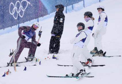 Atletas assistem ao adiamento das antenas de esqui estilo livre feminino devido ao mau tempo no décimo primeiro dia dos Jogos Olímpicos de Inverno de Milão Cortina 2026.