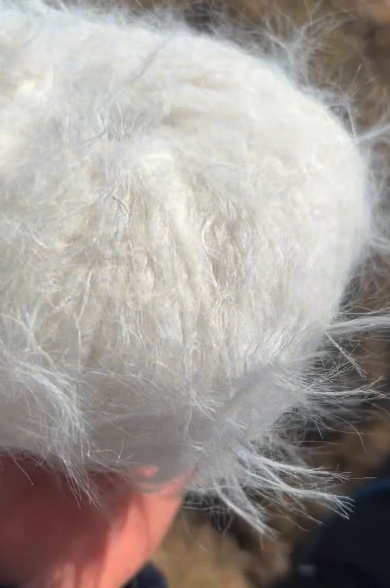 Um close das fibras brancas que Maxime Germain utiliza em seu tricô.