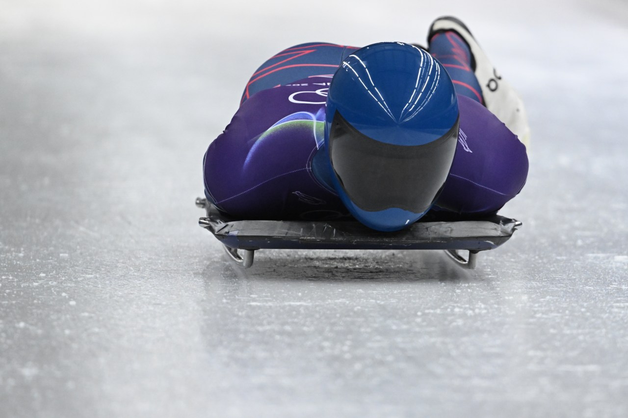 Marcus Wyatt (Great Britain) wearing a solid blue helmet with a black visor.
