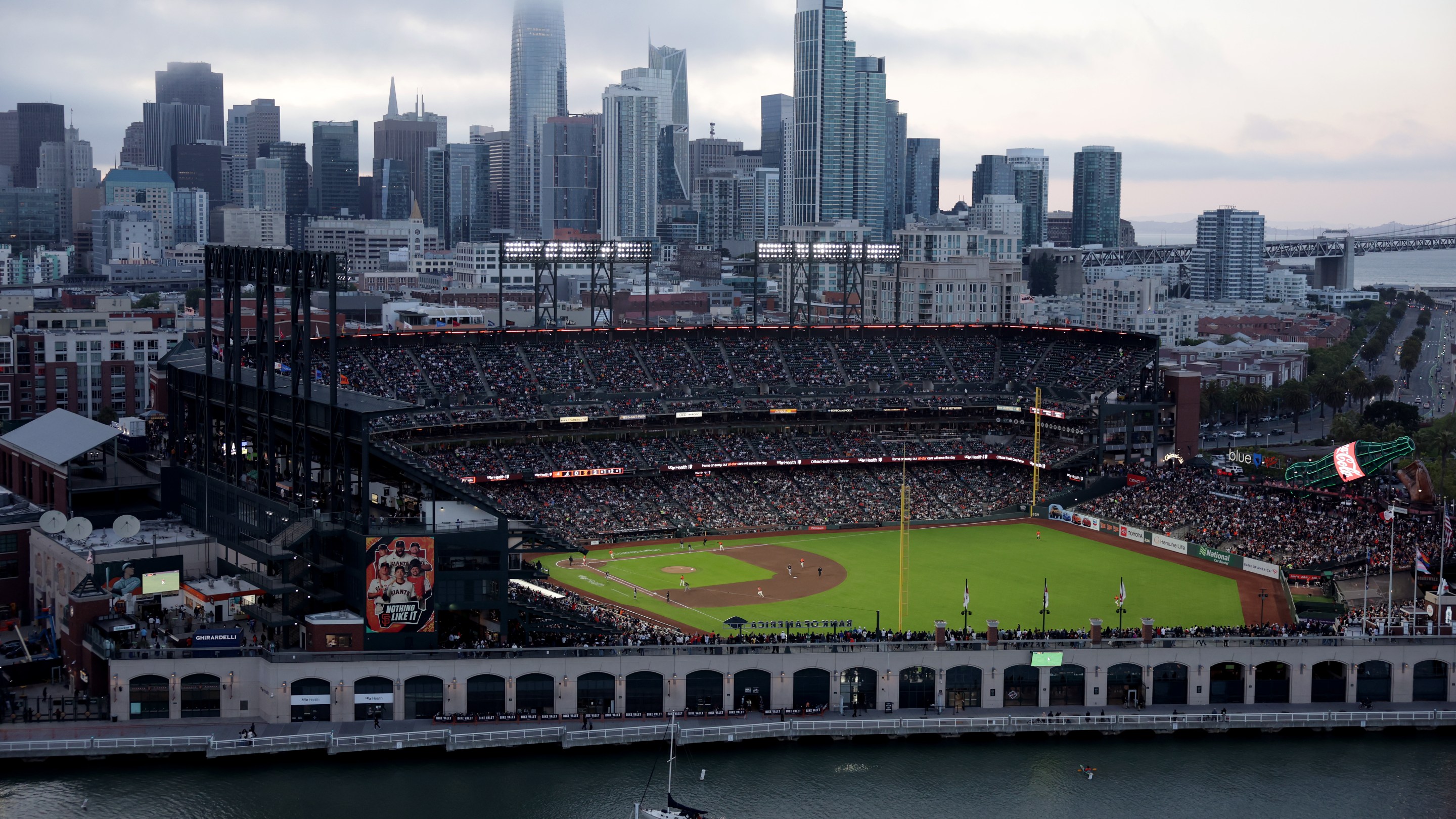 SAN FRANCISCO, CALIFORNIA - JUNE 06: A general view of the San Francisco Giants playing agains the Atlanta Braves at Oracle Park on June 06, 2025 in San Francisco, California. (Photo by Ezra Shaw/Getty Images)