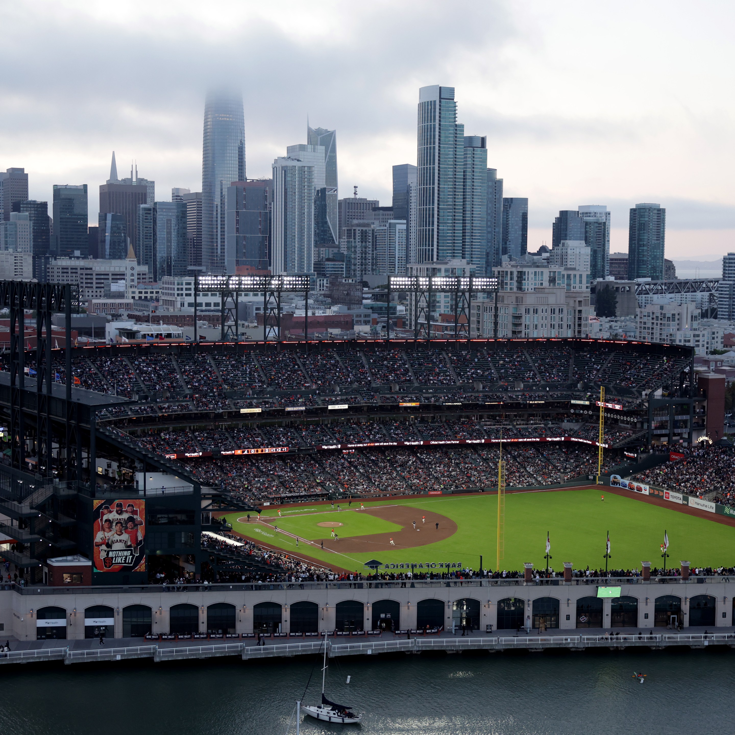 SAN FRANCISCO, CALIFORNIA - JUNE 06: A general view of the San Francisco Giants playing agains the Atlanta Braves at Oracle Park on June 06, 2025 in San Francisco, California. (Photo by Ezra Shaw/Getty Images)