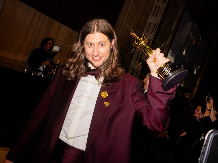 Ludwig Göransson holds his oscar
