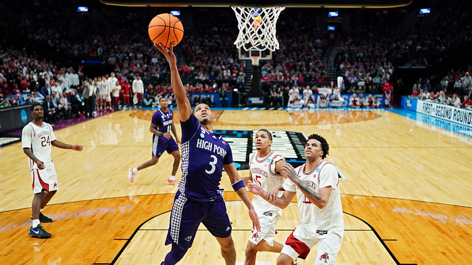 Rob Martin makes a layup