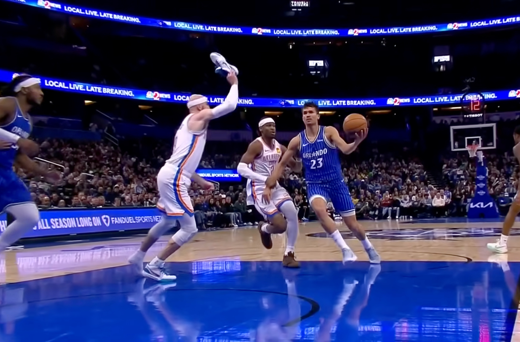 Alex Caruso tries to block a shot with his shoe