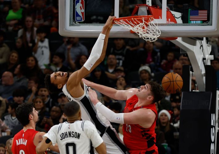 Victor Wembanyama dunks on Donovan Clingan