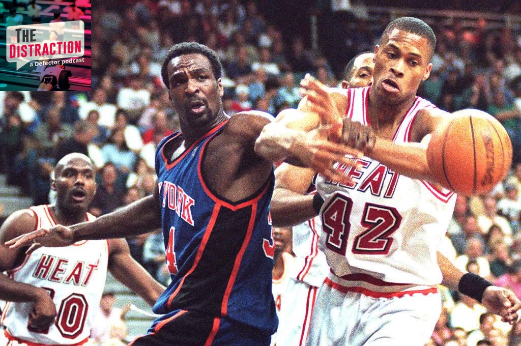 Miami Heat guard Tim Hardaway (L) watches New York Knicks' center Charles Oakley (C) and Miami Heat center PJ Brown (R) go for a rebound in second period action of their game 12 April at the Miami Arena.