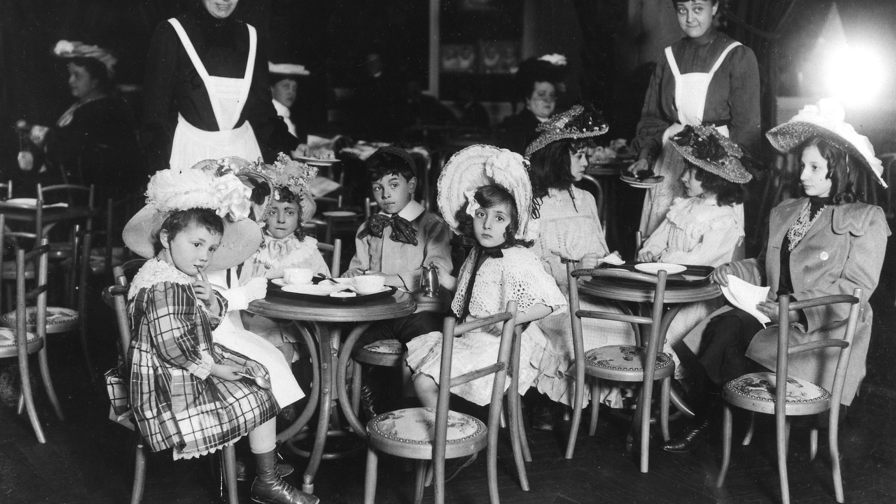 (Eingeschränkte Rechte für bestimmte redaktionelle Kunden in Deutschland. Limited rights for specific editorial clients in Germany.) Children in their free time Bourgeois children in a cafe in the 'Casino des Enfants' in Paris - 1904 - Vintage property of ullstein bild (Photo by ullstein bild/ullstein bild via Getty Images)