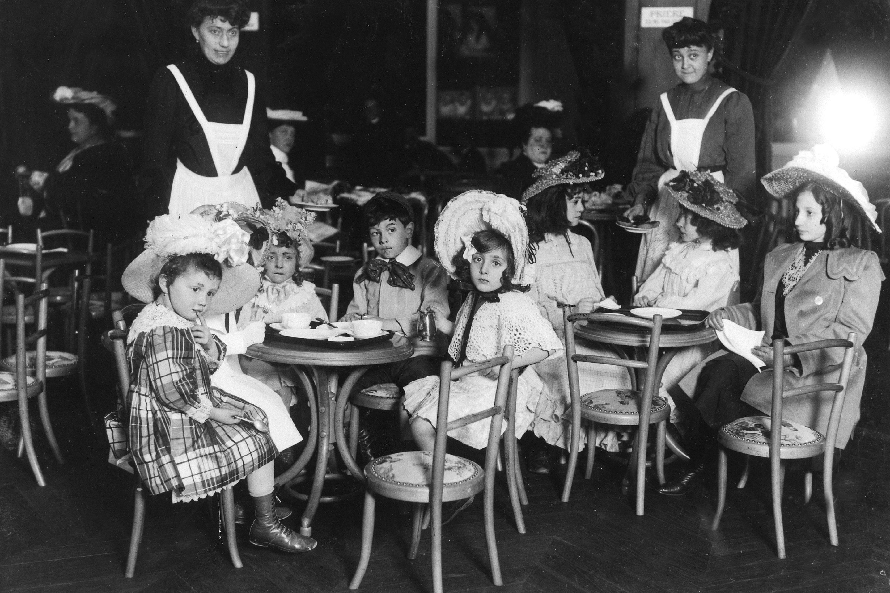 (Eingeschränkte Rechte für bestimmte redaktionelle Kunden in Deutschland. Limited rights for specific editorial clients in Germany.) Children in their free time Bourgeois children in a cafe in the 'Casino des Enfants' in Paris - 1904 - Vintage property of ullstein bild (Photo by ullstein bild/ullstein bild via Getty Images)