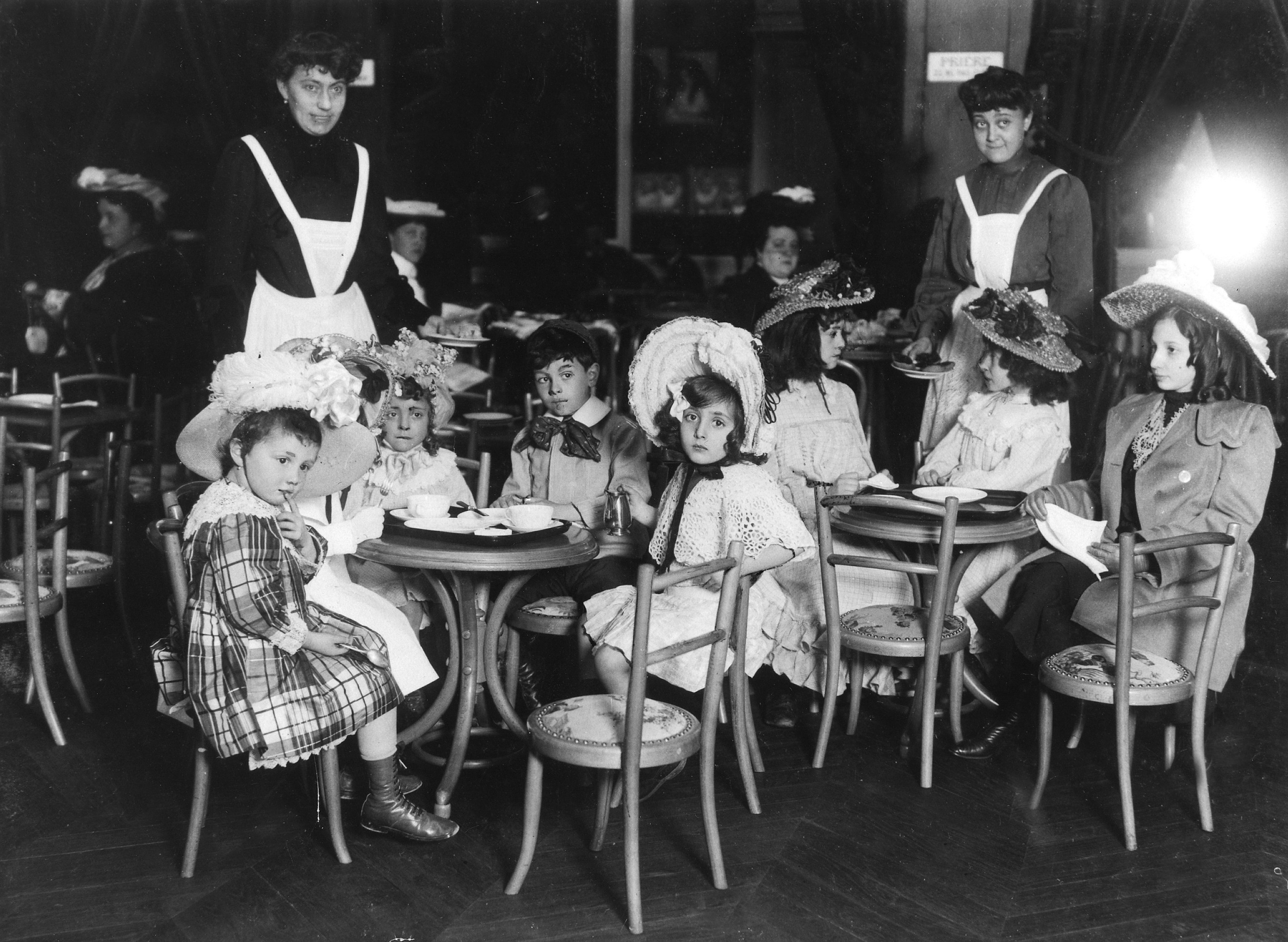 (Eingeschränkte Rechte für bestimmte redaktionelle Kunden in Deutschland. Limited rights for specific editorial clients in Germany.) Children in their free time Bourgeois children in a cafe in the 'Casino des Enfants' in Paris - 1904 - Vintage property of ullstein bild (Photo by ullstein bild/ullstein bild via Getty Images)