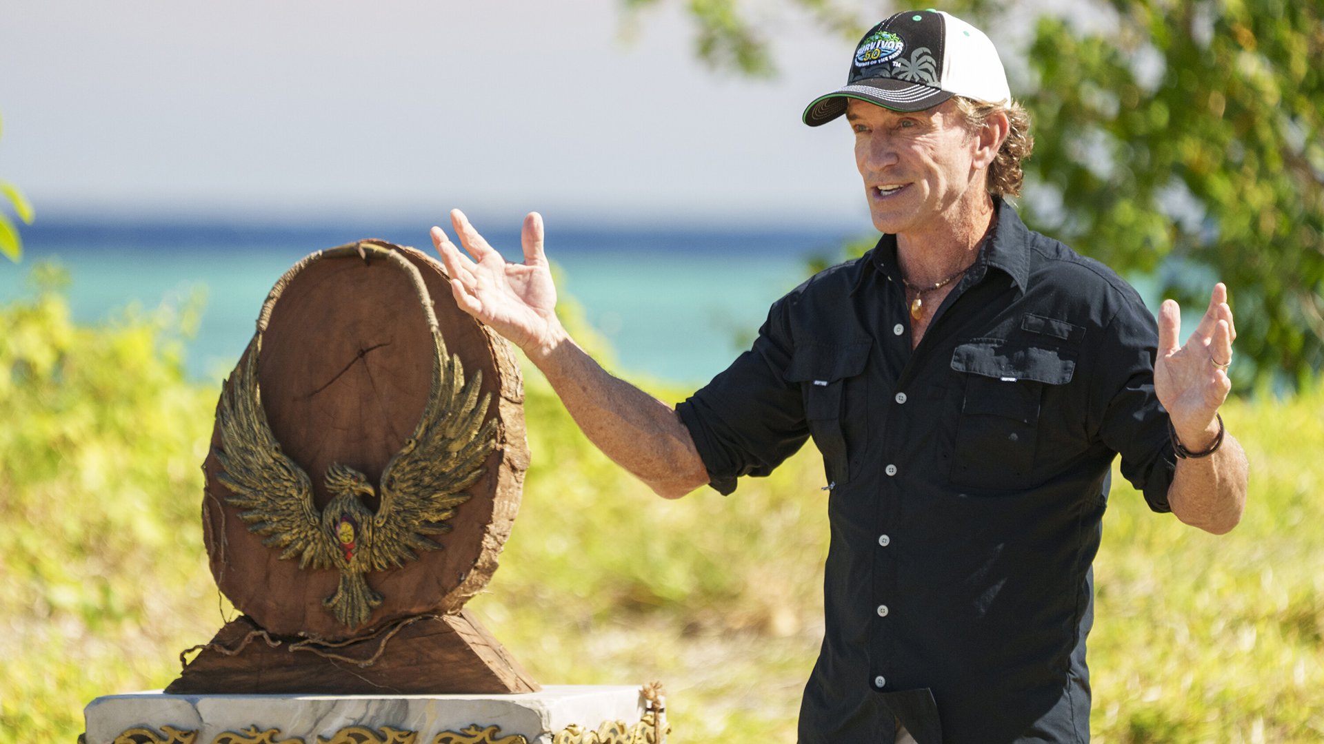 Jeff Probst and the immunity idol during the Survivor 50 season finale