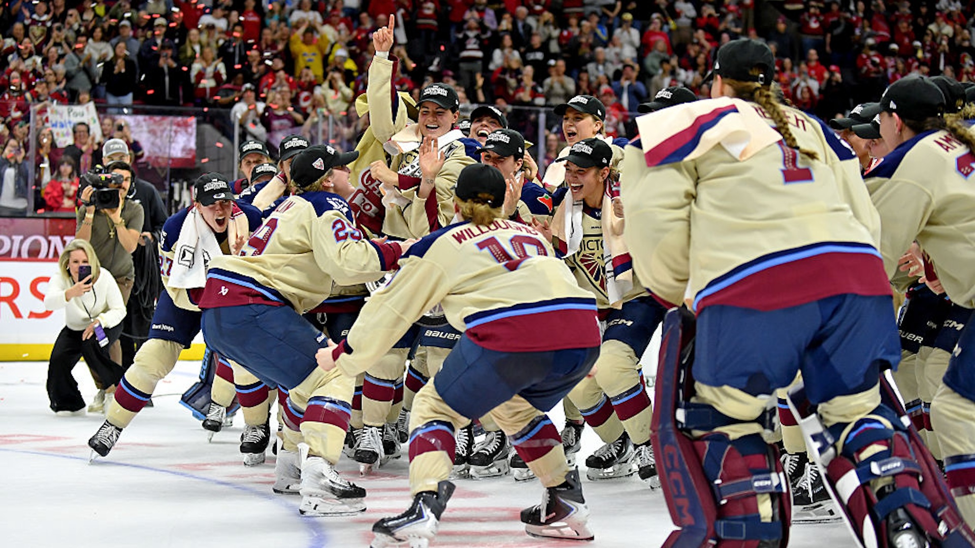 The Montreal Victoire celebrate their victory
