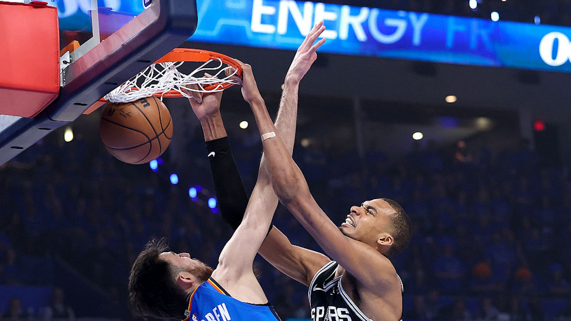 Victor Wembanyama dunks on Chet Holmgren