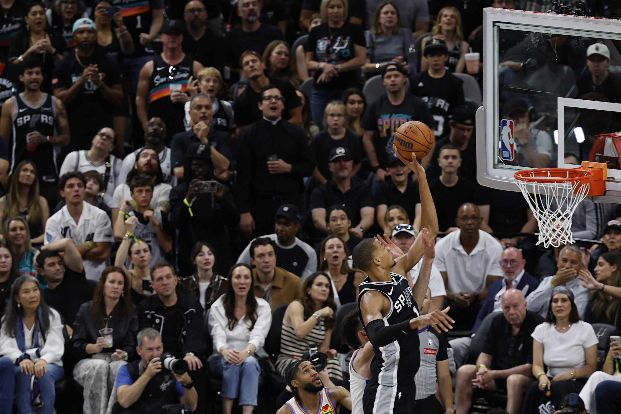 Victor Wembanyama, way above the rim