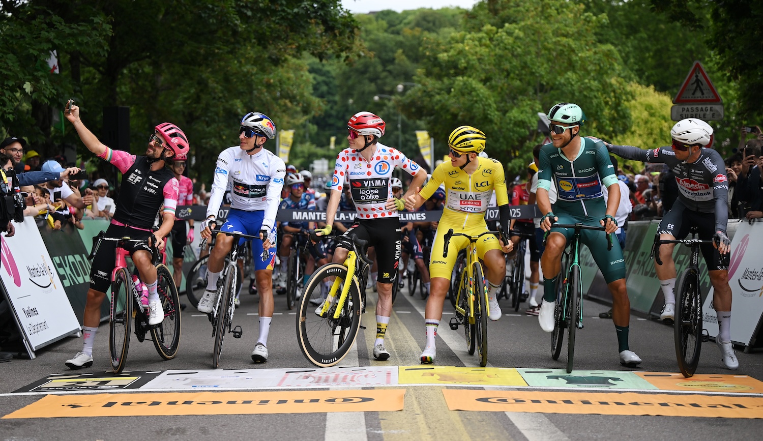 MANTES-LA-VILLE, FRANCE - JULY 27: (L-R) Ben Healy of Ireland and Team EF Education - EasyPost as most combative rider prize winner, Florian Lipowitz of Germany and Team Red Bull - BORA - hansgrohe - White best young jersey, Jonas Vingegaard of Denmark and Team Visma | Lease a Bike - Polka dot Mountain Jersey, Tadej Pogacar of Slovenia and UAE Team Emirates - XRG - Yellow leader jersey, Jonathan Milan of Italy and Team Lidl - Trek - Green Sprint Jersey and Kaden Groves of Australia and Team Alpecin - Deceuninck prior to the 112th Tour de France 2025, Stage 21 a 132.3km stage from Mantes-la-Ville to Paris - Champs-Elysees / #UCIWT / on July 27, 2025 in Mantes-la-Ville, France. (Photo by Dario Belingheri/Getty Images)