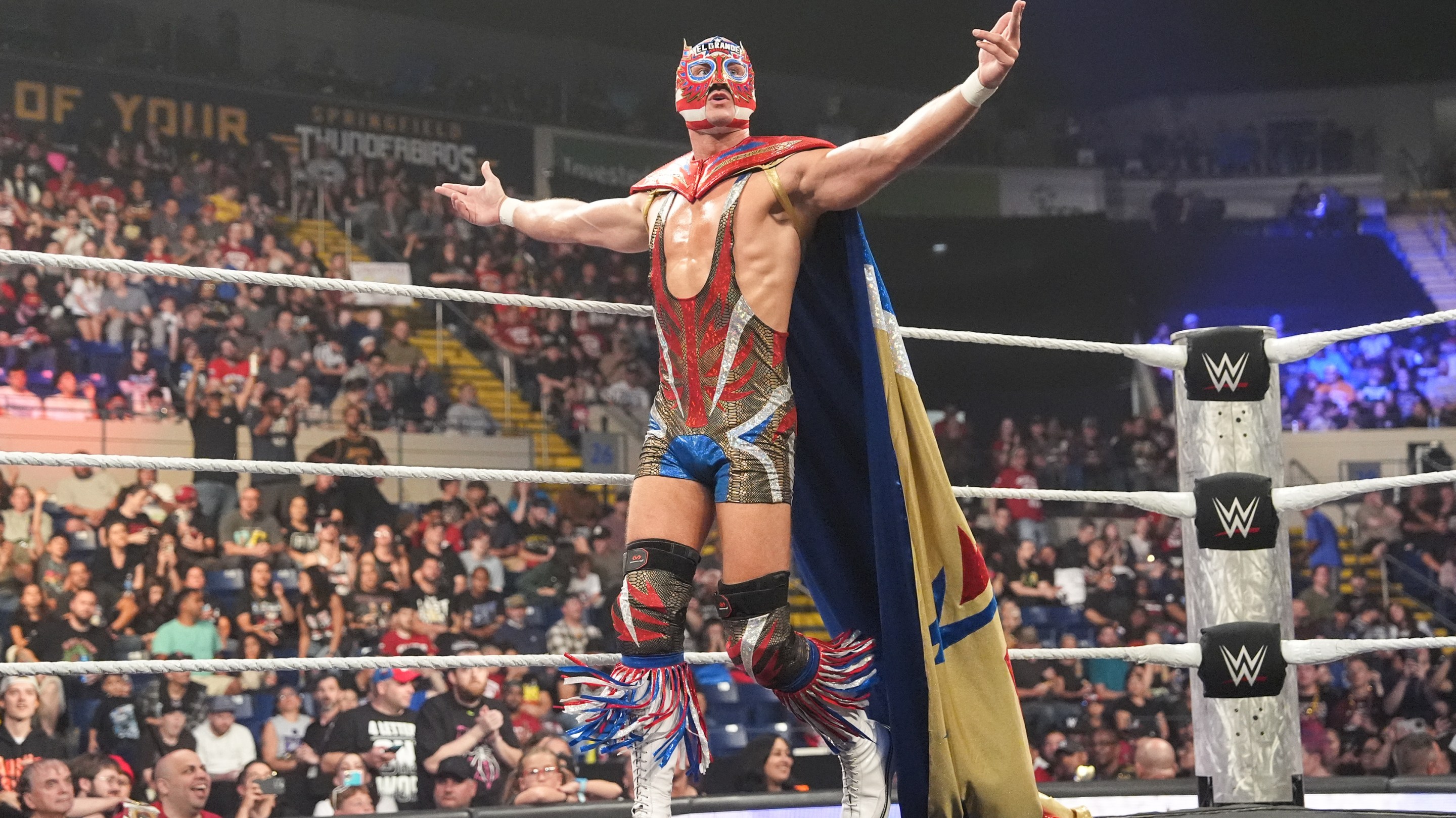 El Grande Americano enters the ring