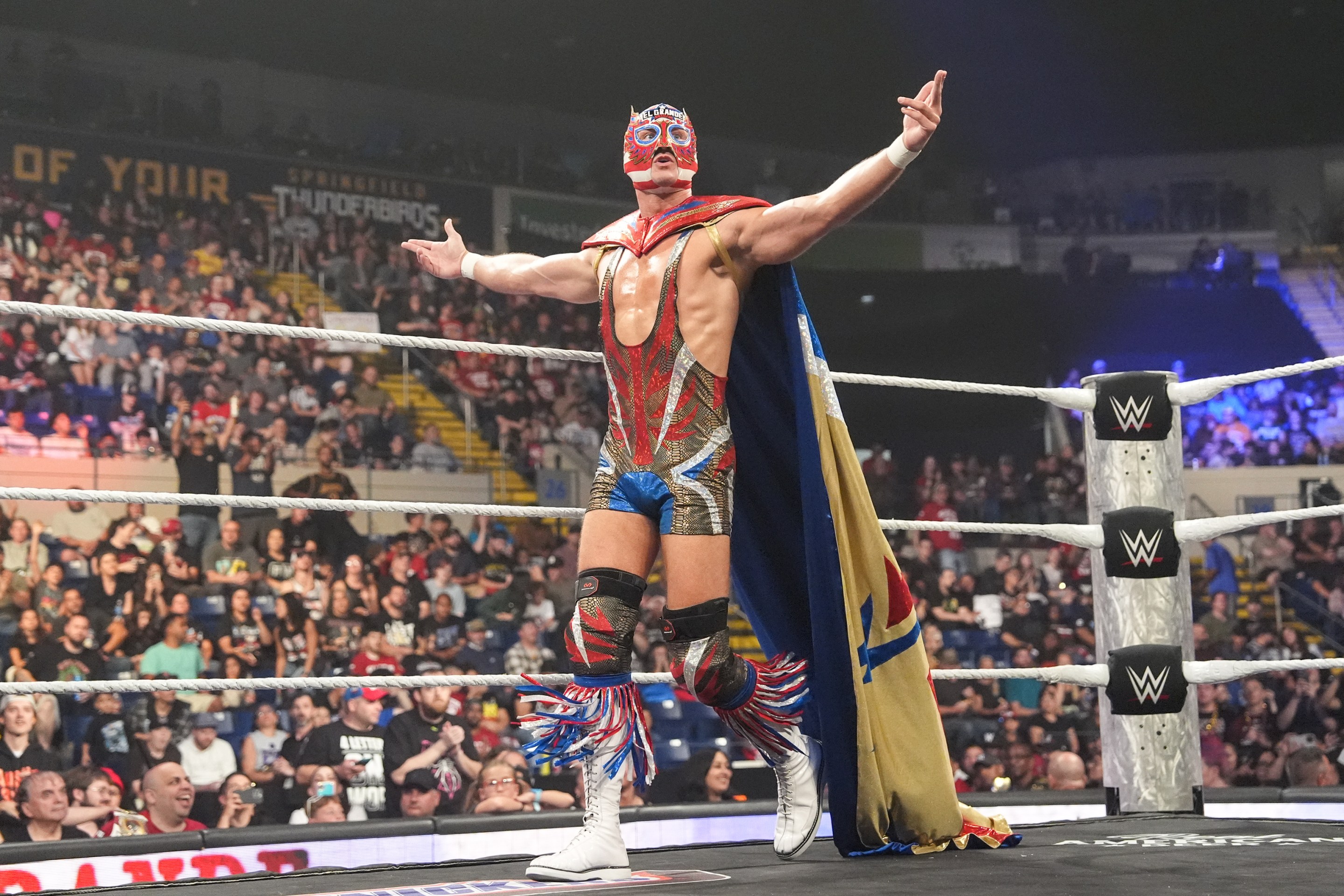 El Grande Americano enters the ring