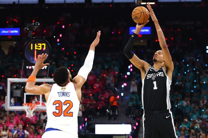 Victor Wembanyama shoots over Karl-Anthony Towns