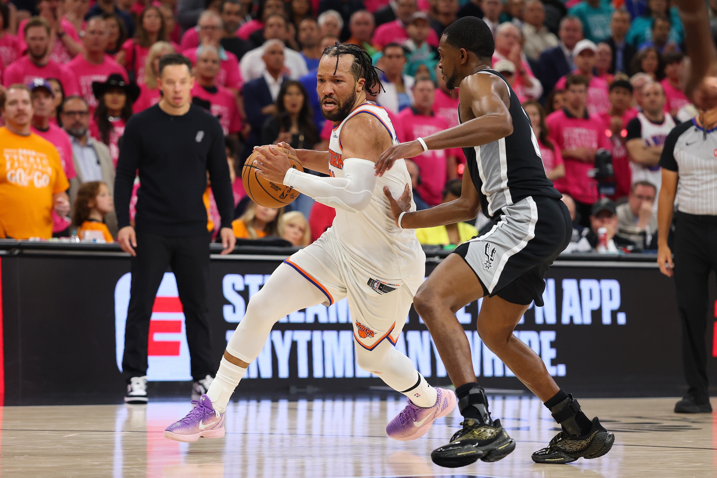 Jalen Brunson drives the ball against De'Aaron Fox