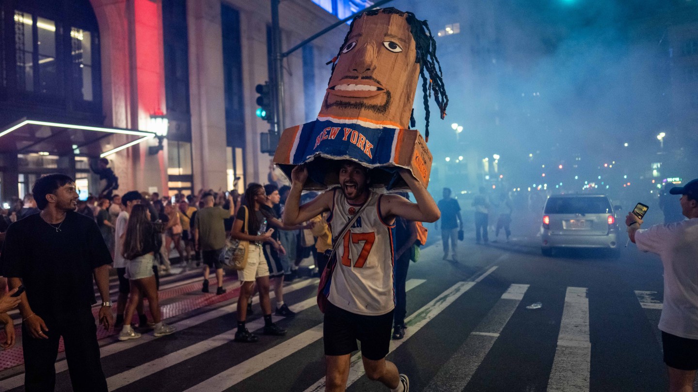 NEW YORK, NEW YORK - JUNE 13: New York Knicks fans celebrate as they win against San Antonio Spurs in Game 5 of the NBA Finals on June 13, 2026 in New York City. The New York Knicks lead the San Antonio Spurs 3-1 and could win the franchise's first NBA championship since 1973 if they win tonight.(Photo by Adam Gray/Getty Images)