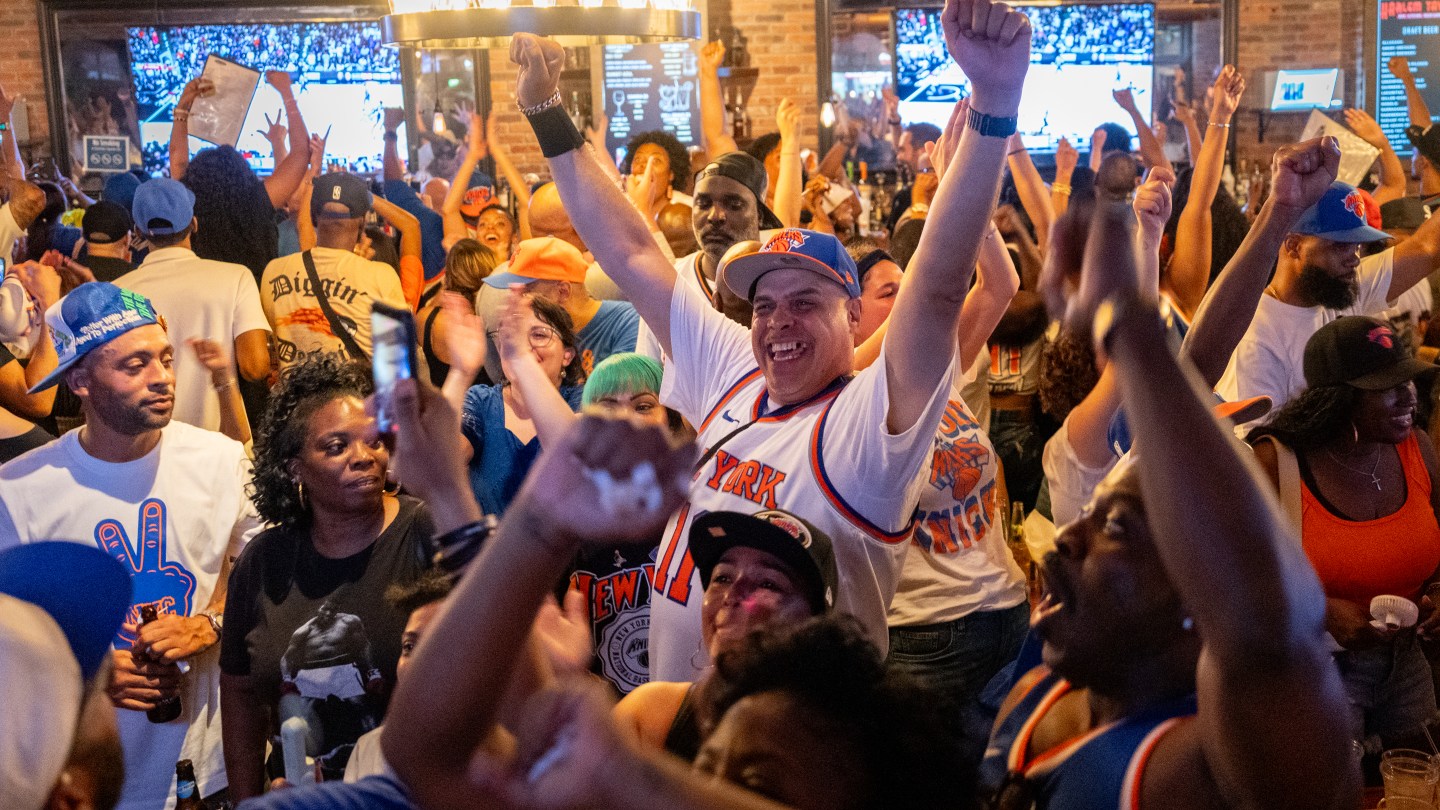 NEW YORK, NEW YORK - JUNE 13: New Yorkers watch the closing moments of Game 5 of the NBA finals at Harlem Tavern on June 13, 2026 in New York City. The Knicks closed out the San Antonio Spurs to win their first championship since 1973. (Photo by Jeremy Weine/Getty Images)