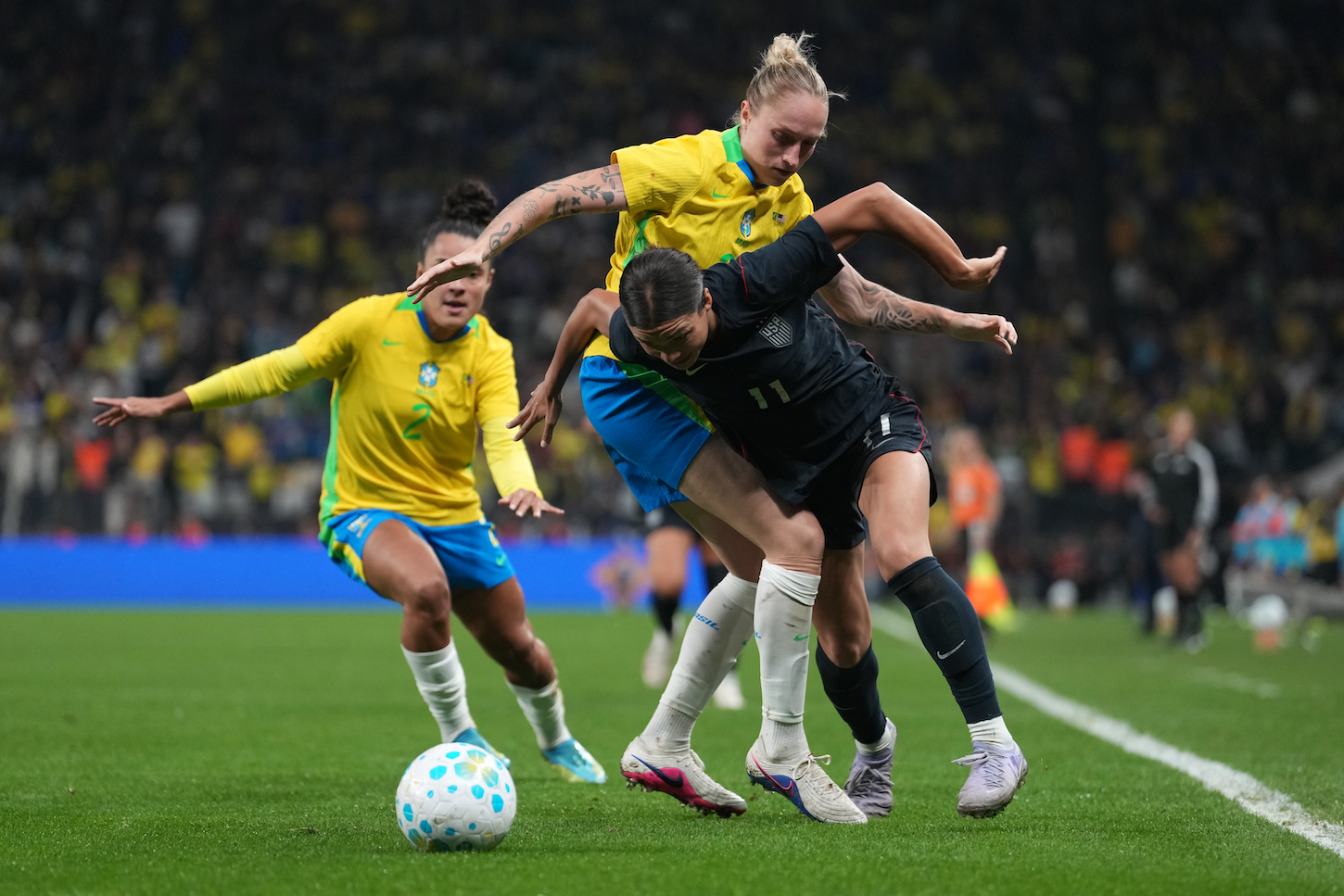 Sophia Wilson of United States fights for the ball with Isadora Haas of Brazil during the international friendly match between Brazil and United States on June 06, 2026 in Sao Paulo, Brazil.