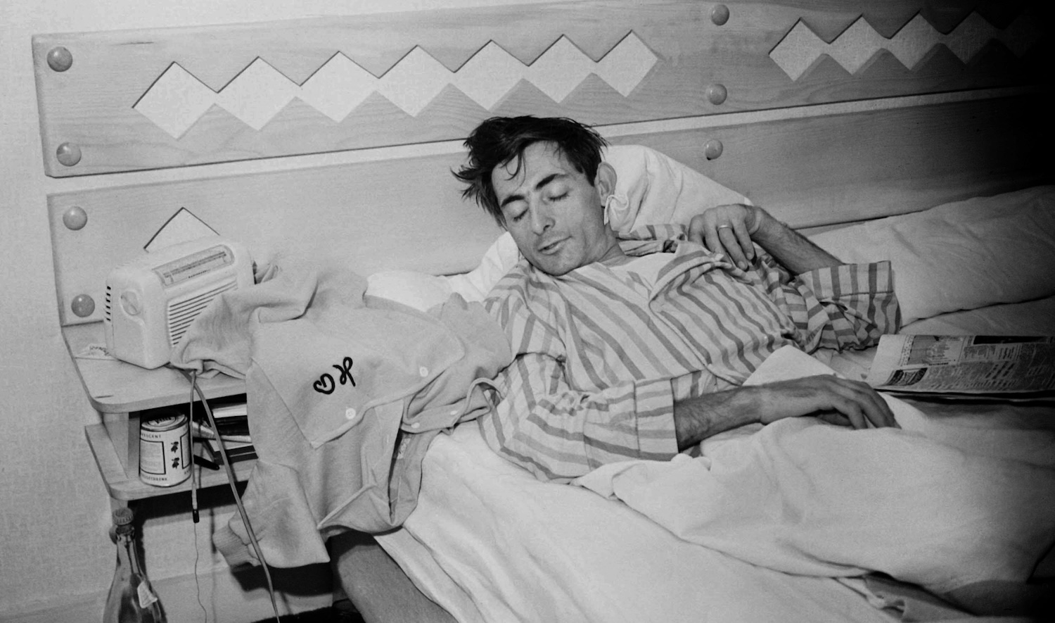 Italian cyclist Fausto Coppi takes a nap next to his yellow jersey as the Tour de France cyclists had a day off 05 July 1952 in the mountain resort of L'Alpe d'Huez. Coppi had become the overall leader, the day before, after winning the stage from Lausanne (Switzerland) to L'Alpe d'Huez. Coppi never relinquished the lead and went on to capture his second Tour de France after winning in 1949. (Photo by STAFF / AFP) (Photo by STAFF/AFP via Getty Images)