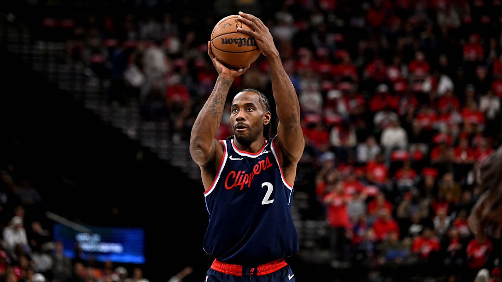 Kawhi Leonard shoots the ball