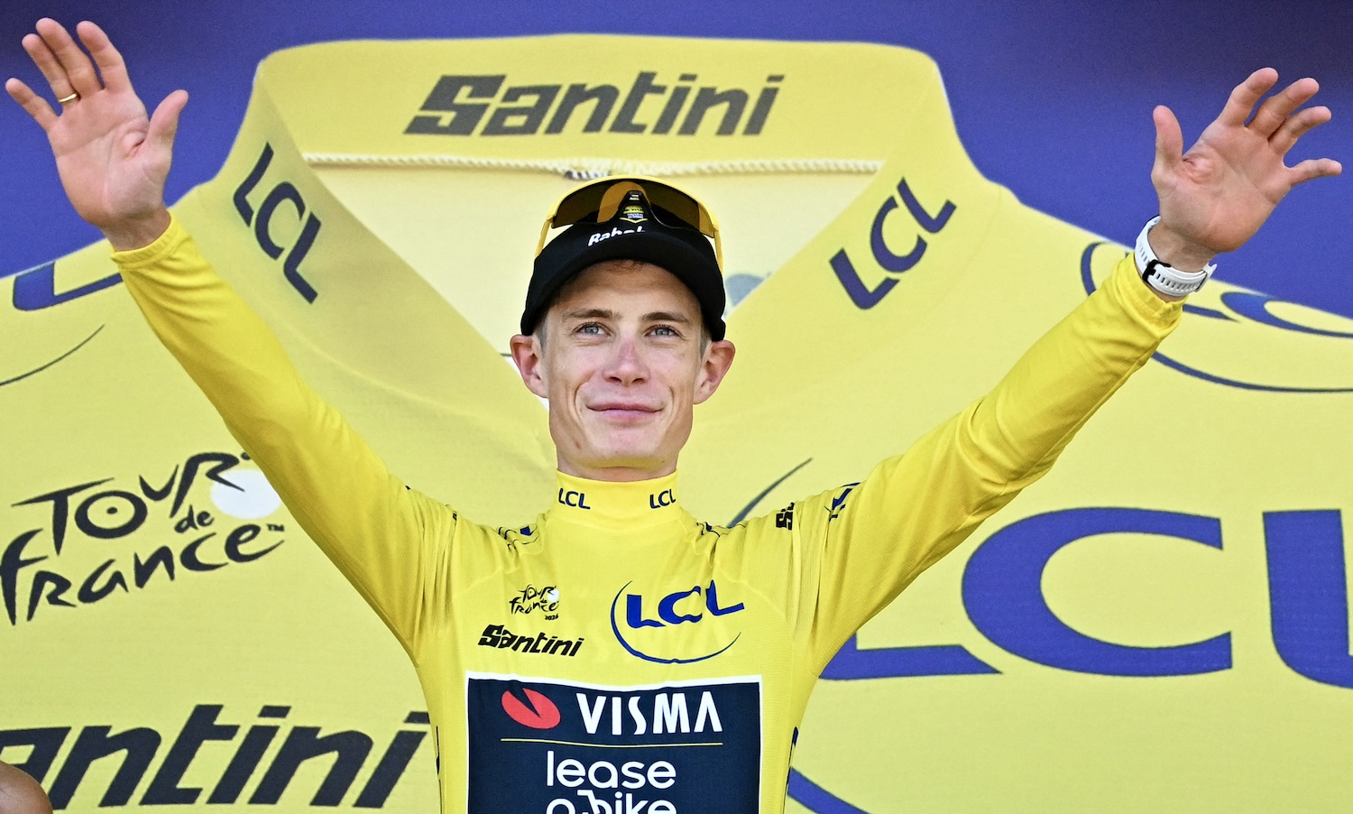 Team Visma | Lease a Bike's Danish rider Jonas Vingegaard celebrates on the podium with the overall leader's yellow jersey after the 1st stage of the 113th edition of the Tour de France cycling race, a 19 km team time trial stage in and around Barcelona in northeastern Spain, on July 4, 2026. (Photo by Loic VENANCE / AFP)