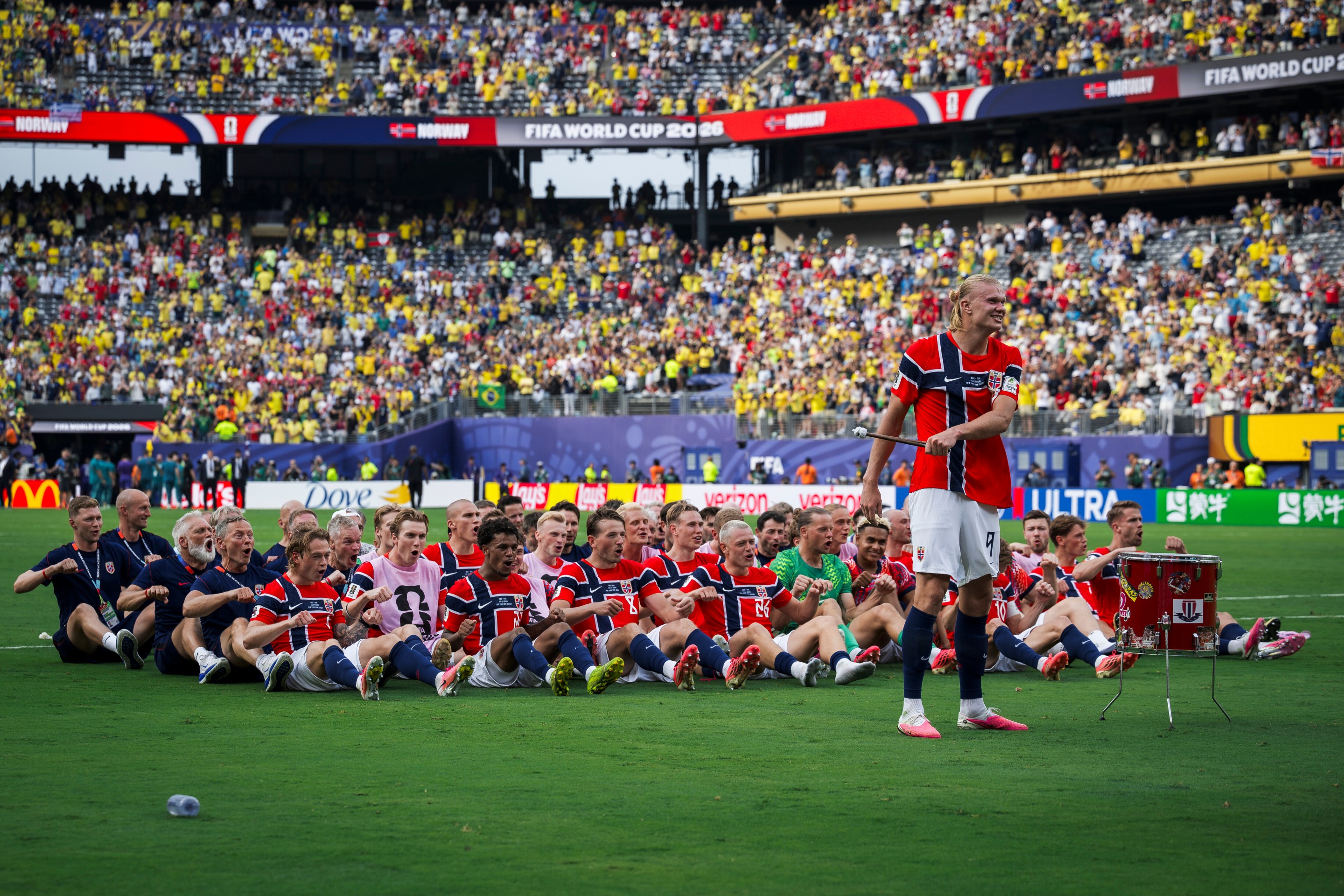 METLIFE STADIUM, EAST RUTHERFORD, NEW JERSEY, UNITED STATES - 2026/07/05: Erling Haaland of Norway beats the drum as players and staff of Norway perform the 'Viking Row' to celebrate the victory at the end of the FIFA World Cup 2026 round of 16 football match between Brazil and Norway. Norway won 2-1 over Brazil. (Photo by Nicolò Campo/LightRocket via Getty Images)